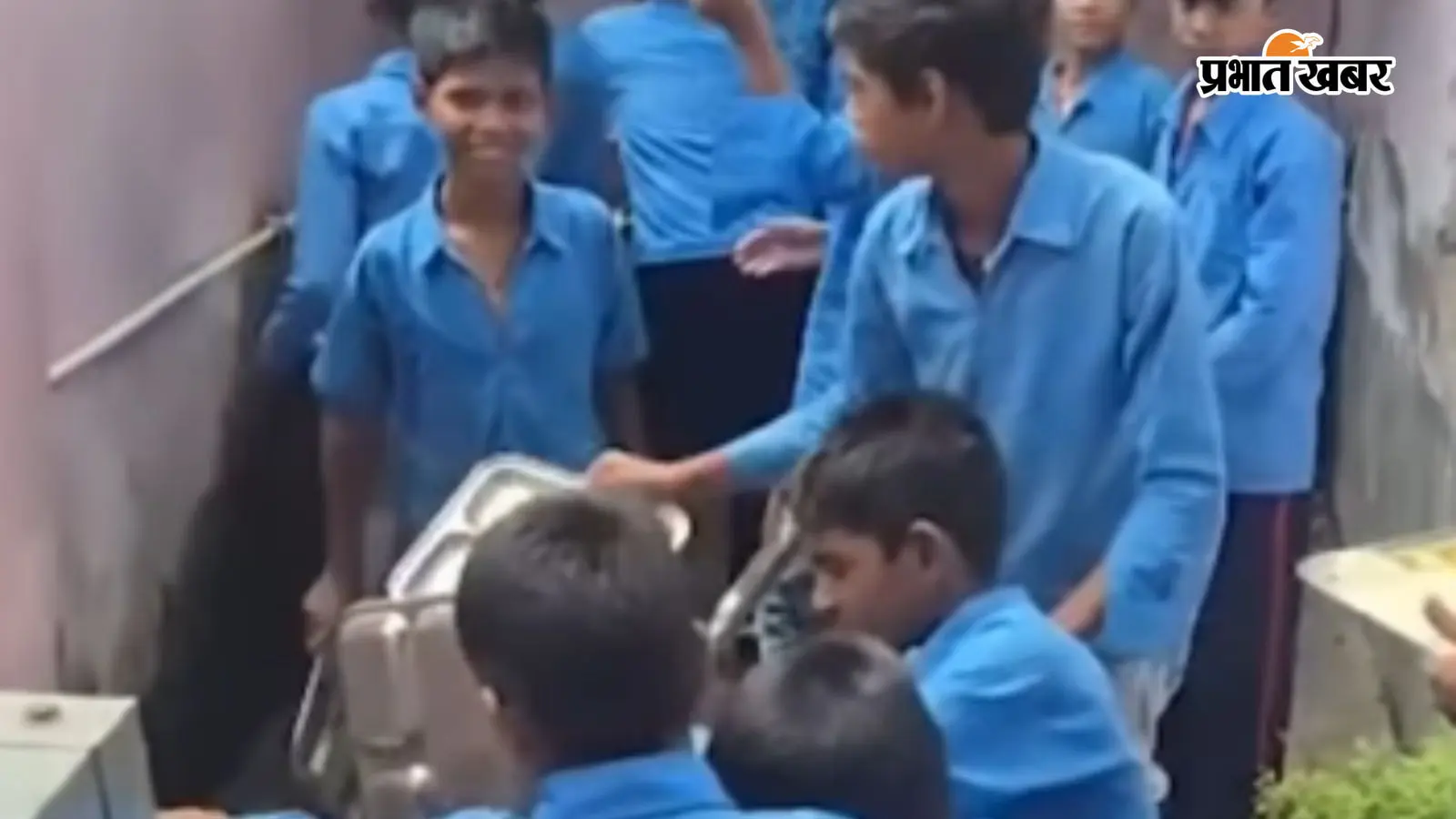 अरवल में 75 स्कूलों में मिड-डे मील में कीड़े निकलने का मामला, खाना बांटने से रोका, जांच शुरू