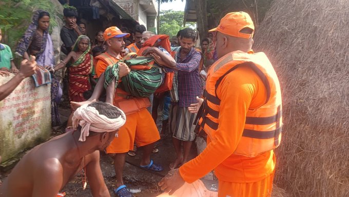 महिला को चिकित्सा के लिए लेकर जाती टीम.