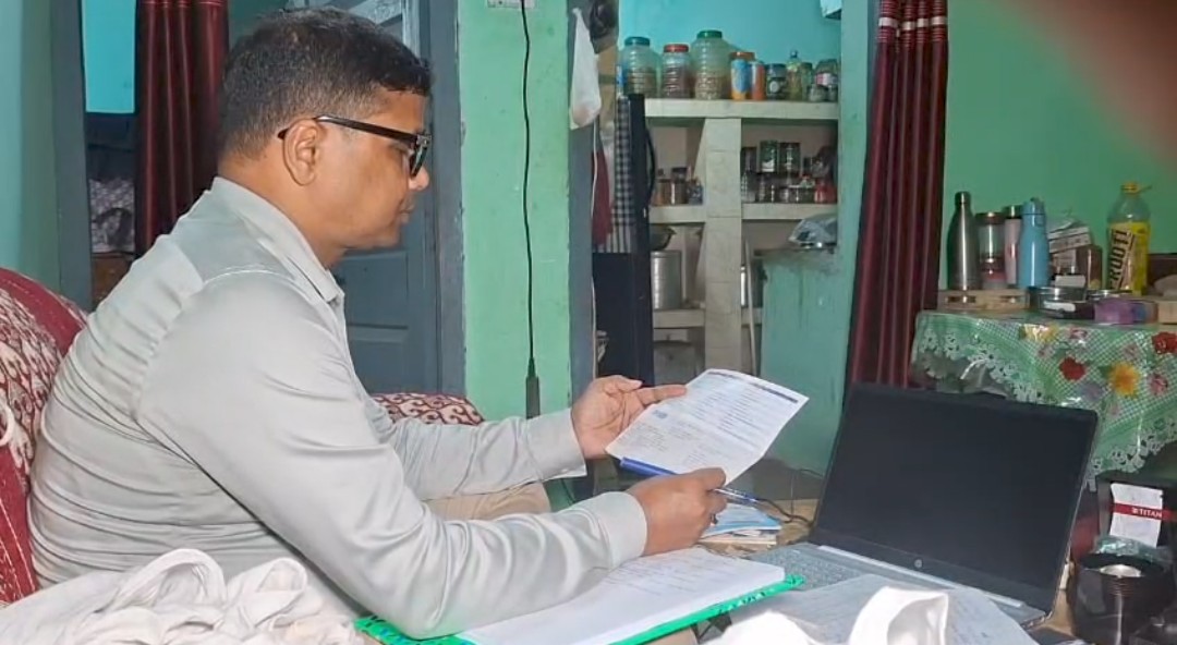 तहसीलदार के आवास पर कागजात की जांच करते विजिलेंस अधिकारी. 