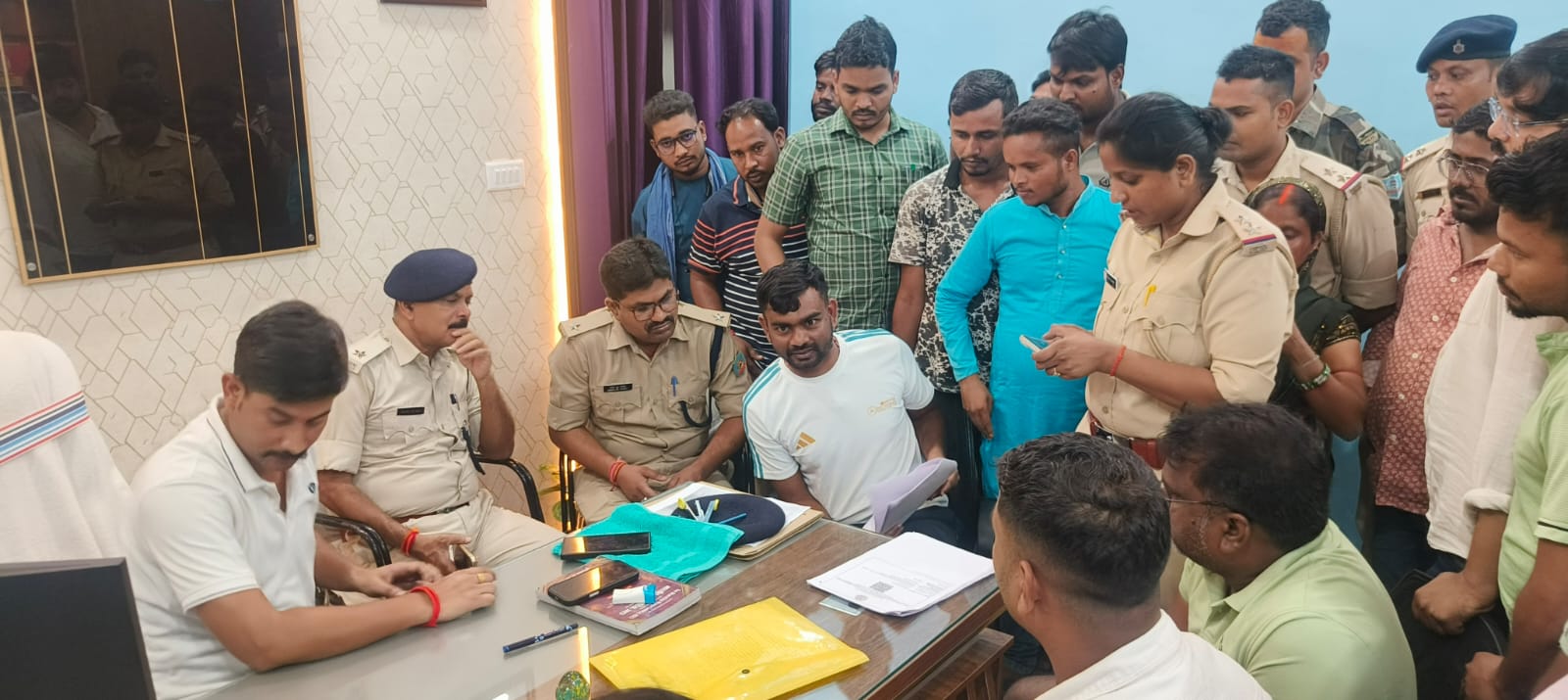 समर्थकों के साथ थाना पहुंचे जयराम महतो