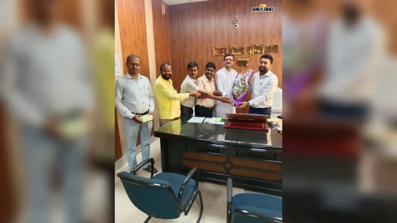 जिला शिक्षा कार्यक्रम पदाधिकारी पदाधिकारी का स्वागत करते भारतीय स्वतंत्र शिक्षण संघ के जिला अध्यक्ष सचिव एवं अन्य | Prabhat Khabar Network