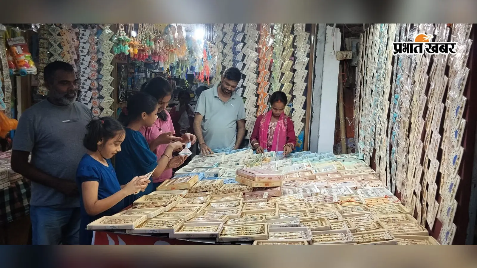 रक्षाबंधन के आते ही खूंटी शहर के बाजारों में सजी राखियों की दुकान