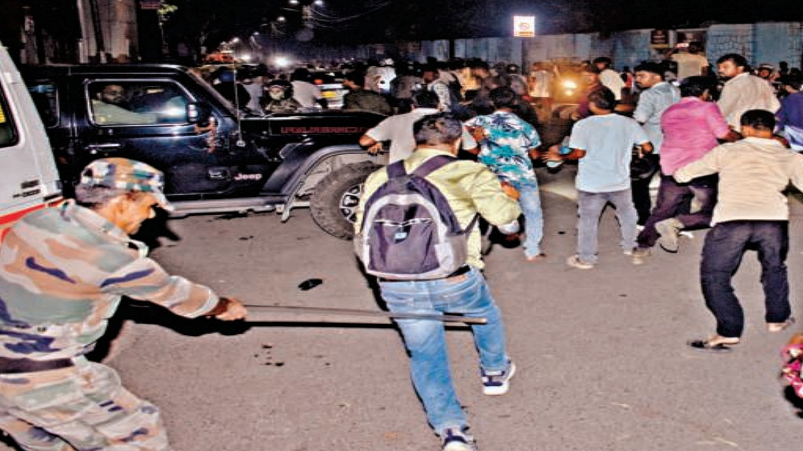 प्रदर्शनकारी छात्रों पर लाठीचार्ज करते पुलिस के जवान / Prabhat Khabar Network