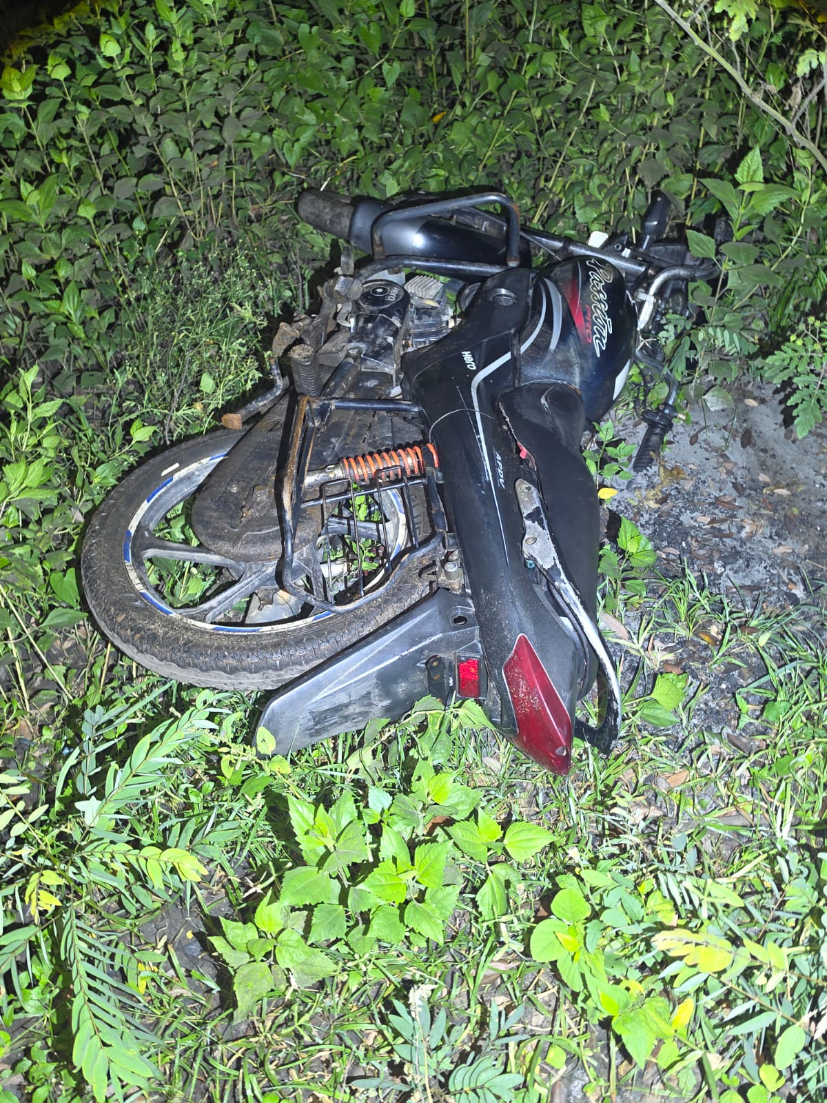 पुलिस ने रोकने की कोशिश की तो भागने के क्रम में अपराधियों का गिरा बाइक