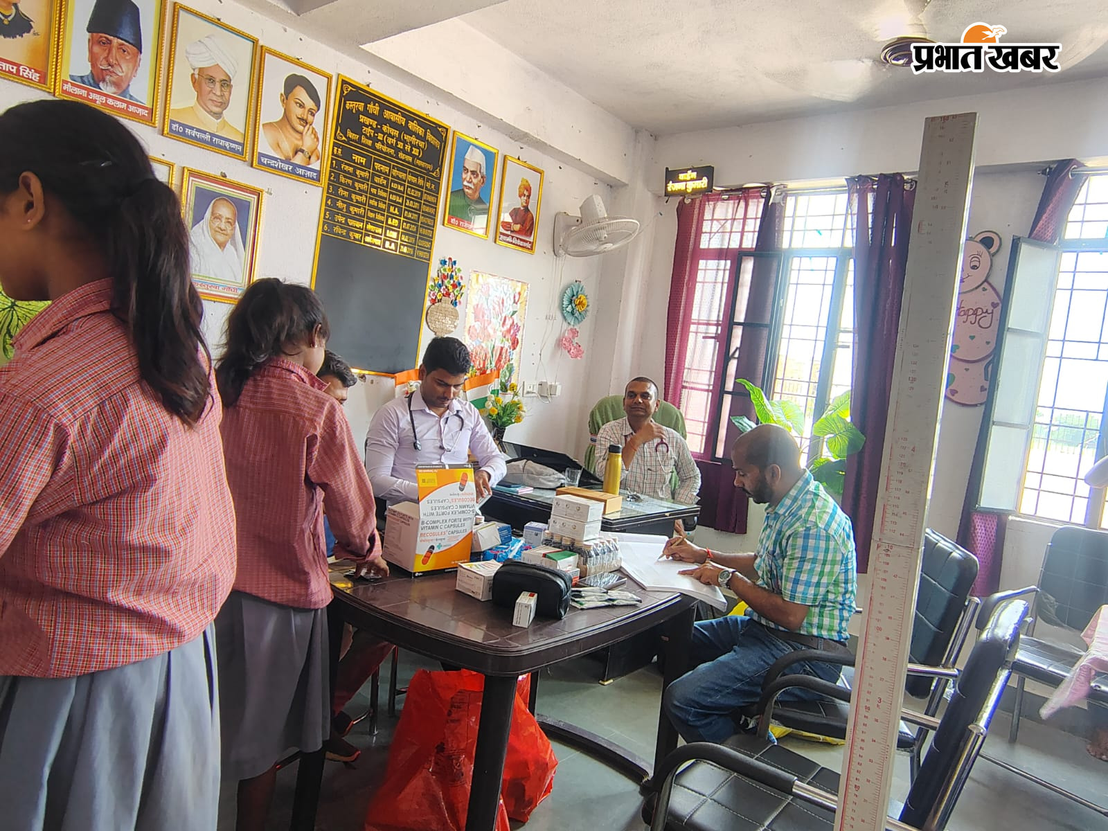 शिविर में स्वास्थ्य परीक्षण करते चिकित्सक | Prabhat Khabar Network