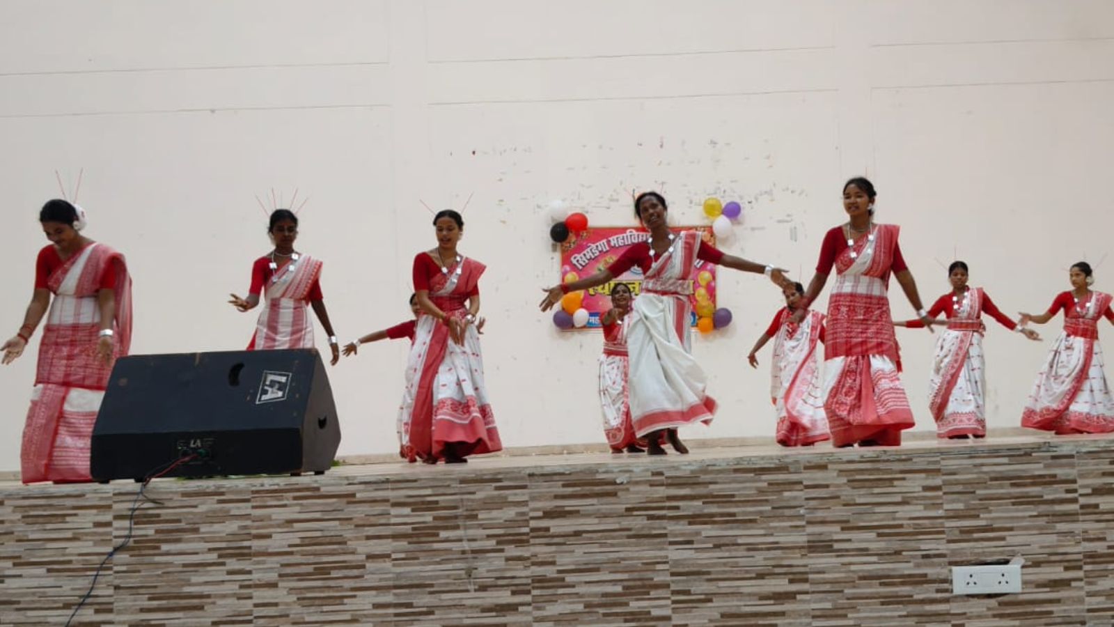 नृत्य करतीं छात्राएं