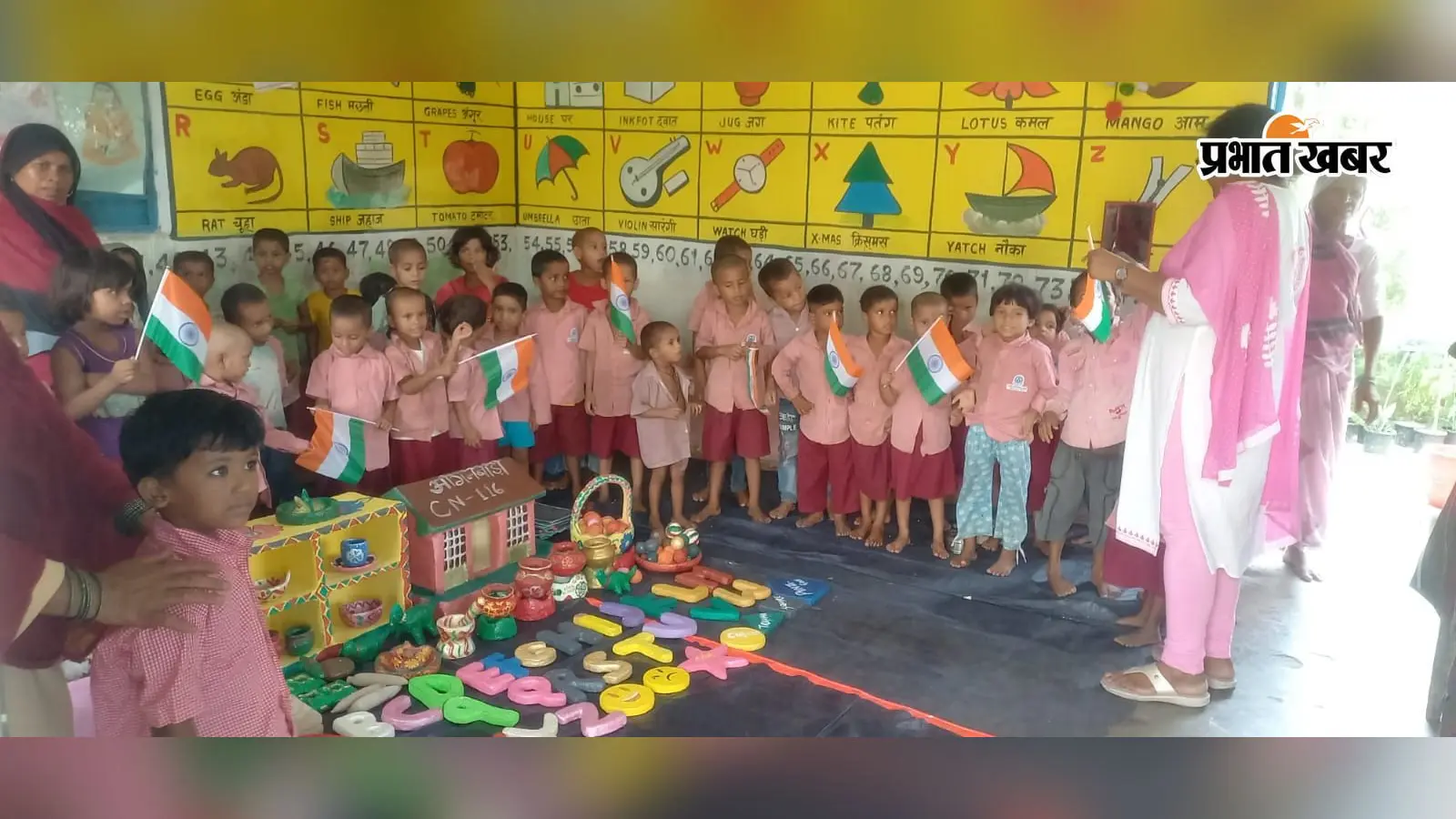 सेविका की रचनात्मक पहल से आंगनबाड़ी में बदला पढाई का अंदाज, खेल-खेल में अक्षर और गिनती सीख रहे बच्चे