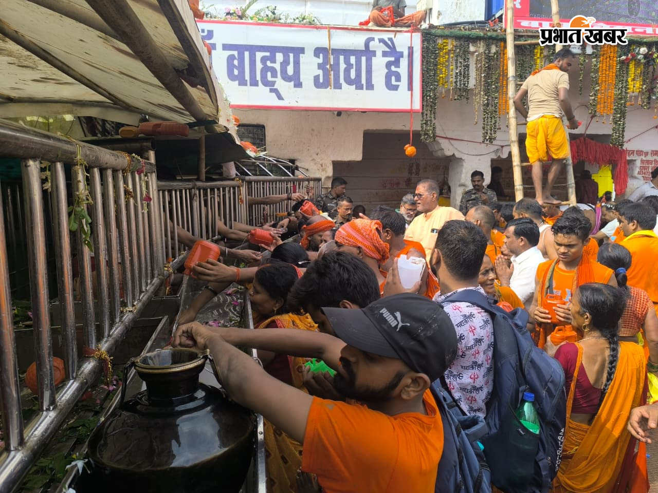 श्रावणी मेला के दिन शनिवार को बाबा बैद्यनाथ मंदिर में जलार्पण के लिए उमड़ी कांवरियों की भीड़ | Prabhat Khabar Network