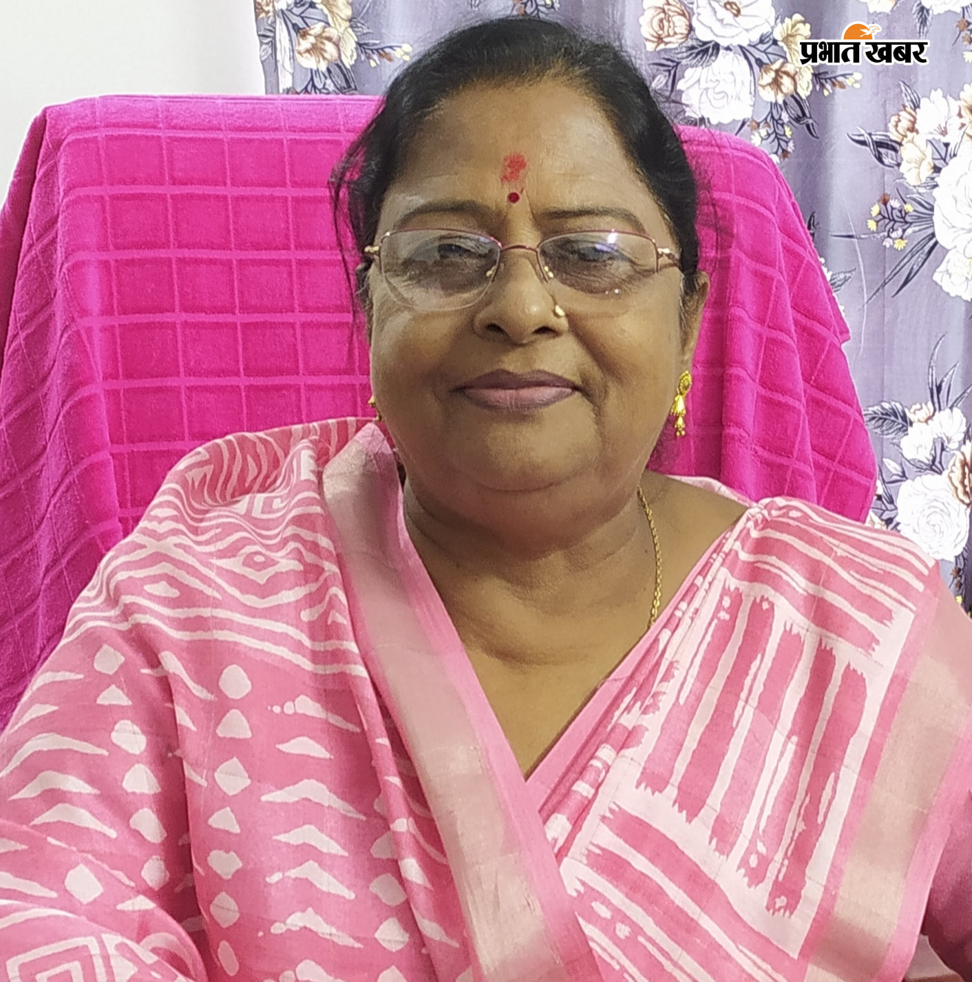 फोटो कैप्शन -: फैंसी मार्केट में लाखों रुपया की लागत से बने दुकानों के शटर के समीप बिखरा कचरा फोटो कैप्शन -:- नप मुख्य पार्षद वीणा देवी का तस्वीर | Prabhat Khabar Network