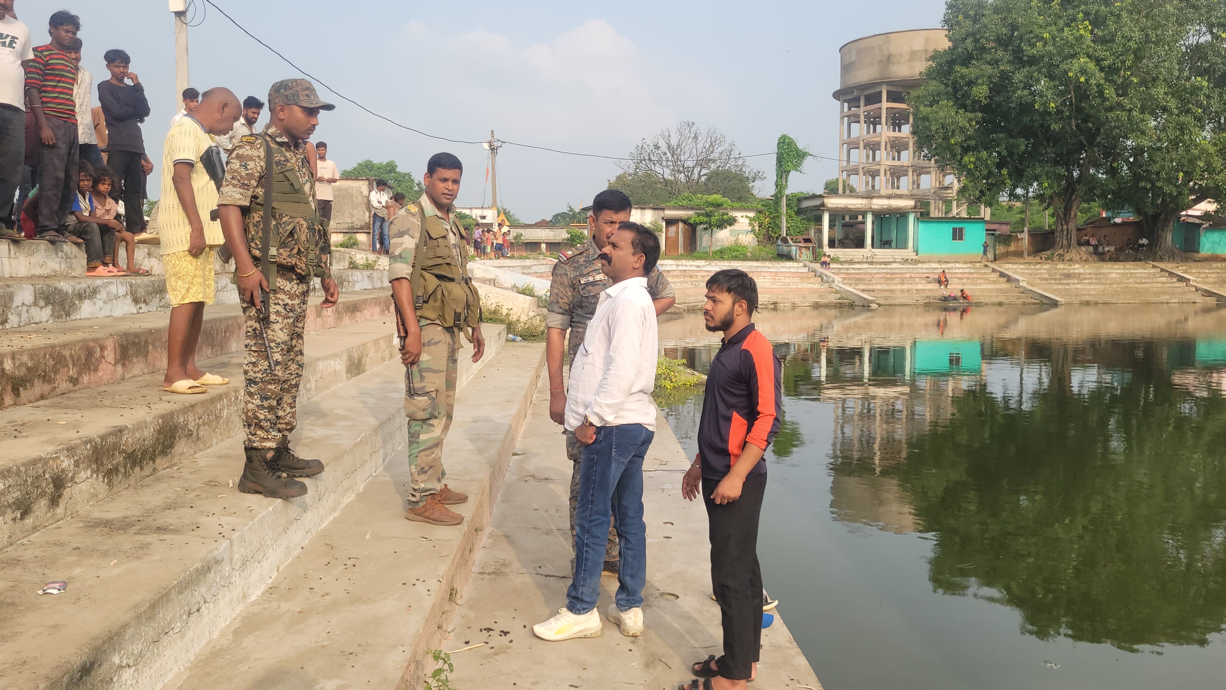घटना के बाद तालाब किनारे मौजूद पुलिसकर्मी व अन्य