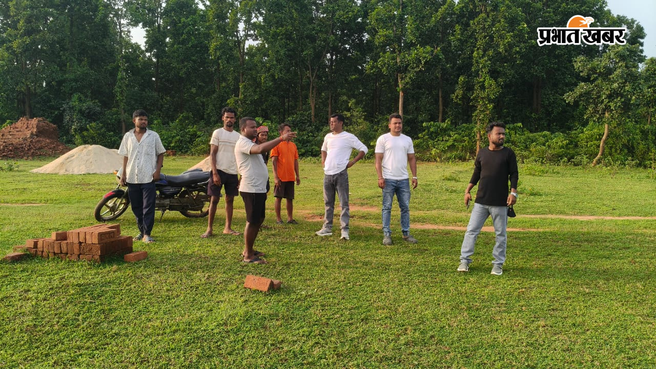 हाथियों के झुंड के जीटी रोड पर लगा जाम और भागने पहुंचे लोगों की तस्वीर | Prabhat Khabar Network