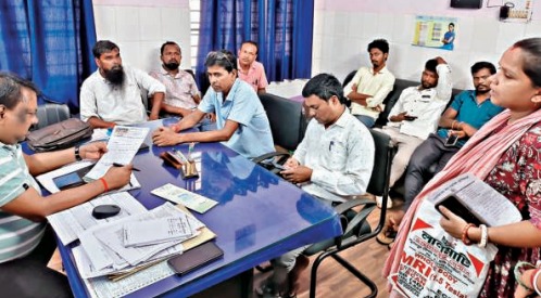 डॉक्टर से बात करते प्रखंड प्रमुख