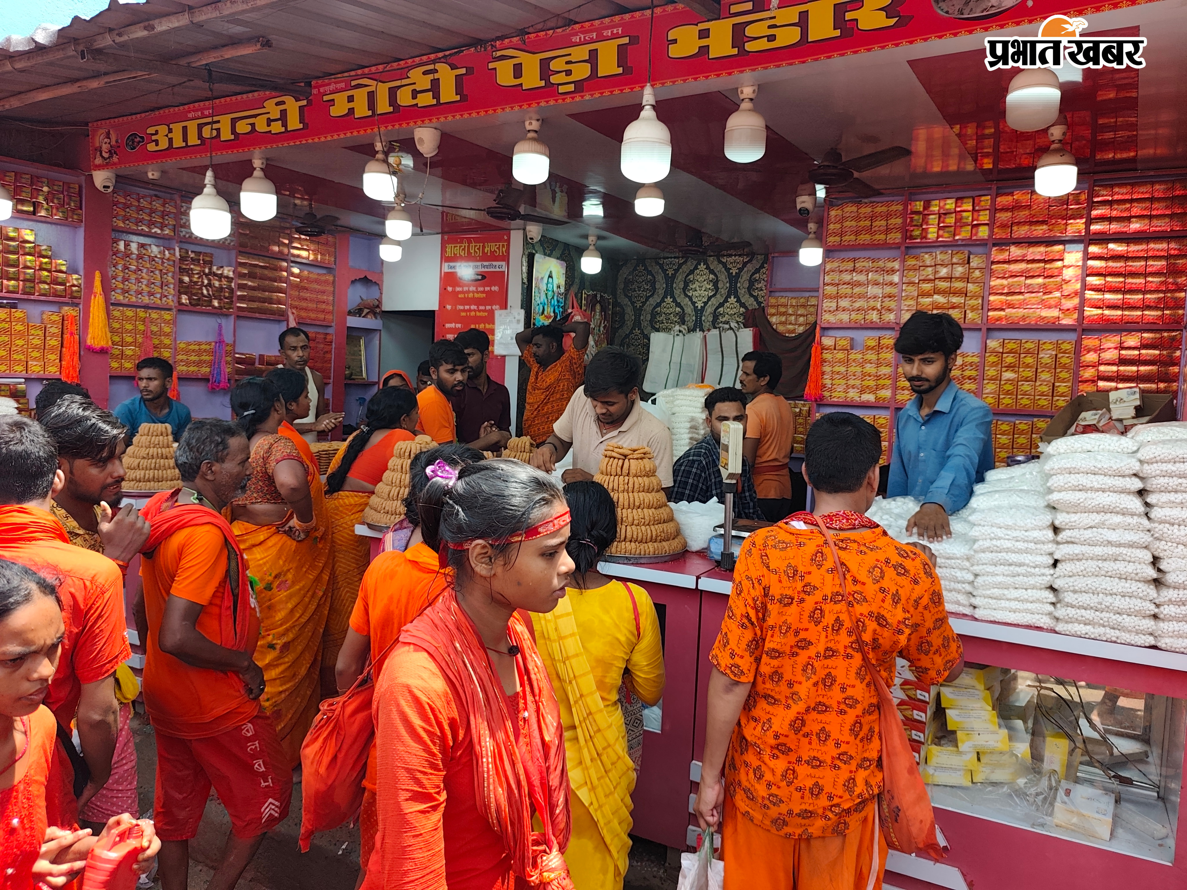 बासुकिनाथ में श्रद्धालुओं की भीड़ और दुकानों पर खरीदारी करते कांवरिये. | Prabhat Khabar Network