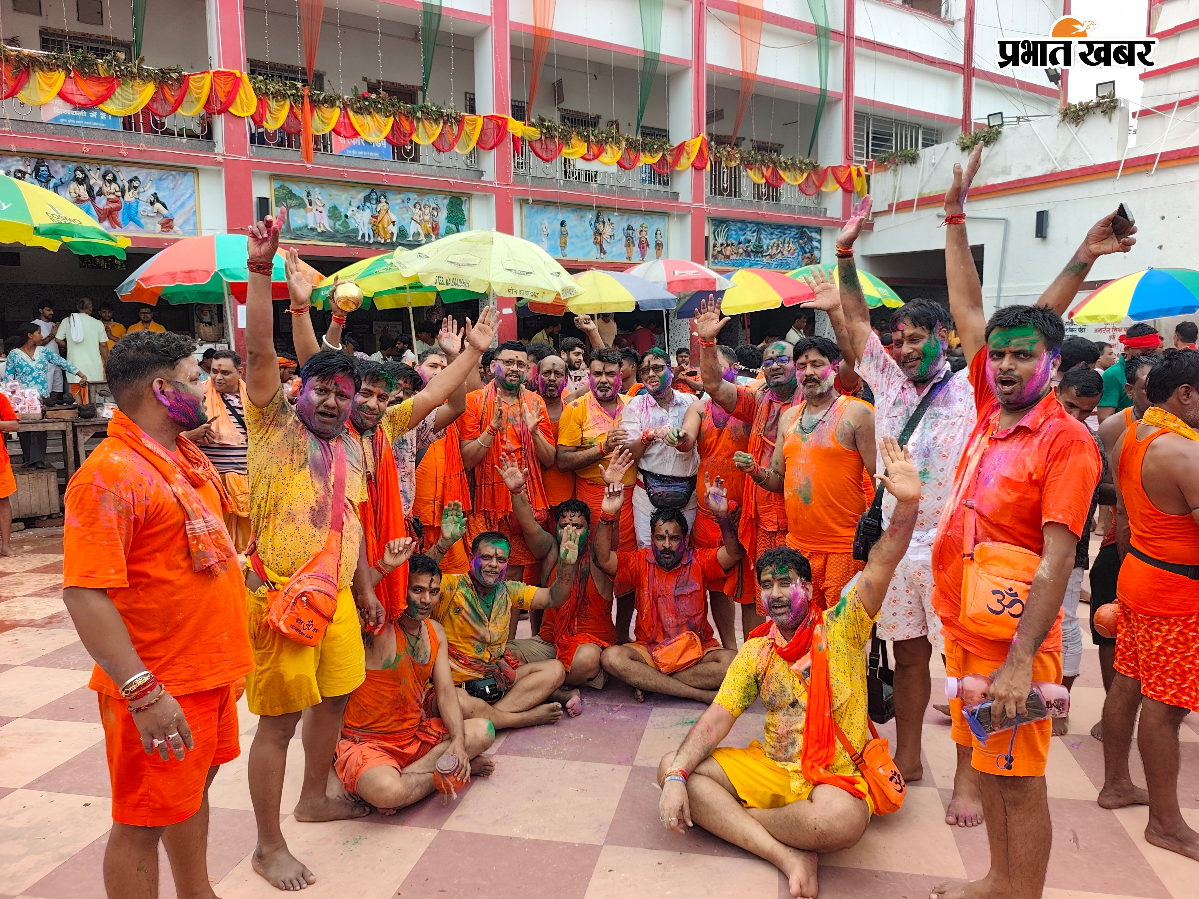 बासुकिनाथ मंदिर में भक्तों की भीड़, कतारबद्ध श्रद्धालु, मंदिर में आरती करते काँवर मंडली के सदस्य | Prabhat Khabar Network
