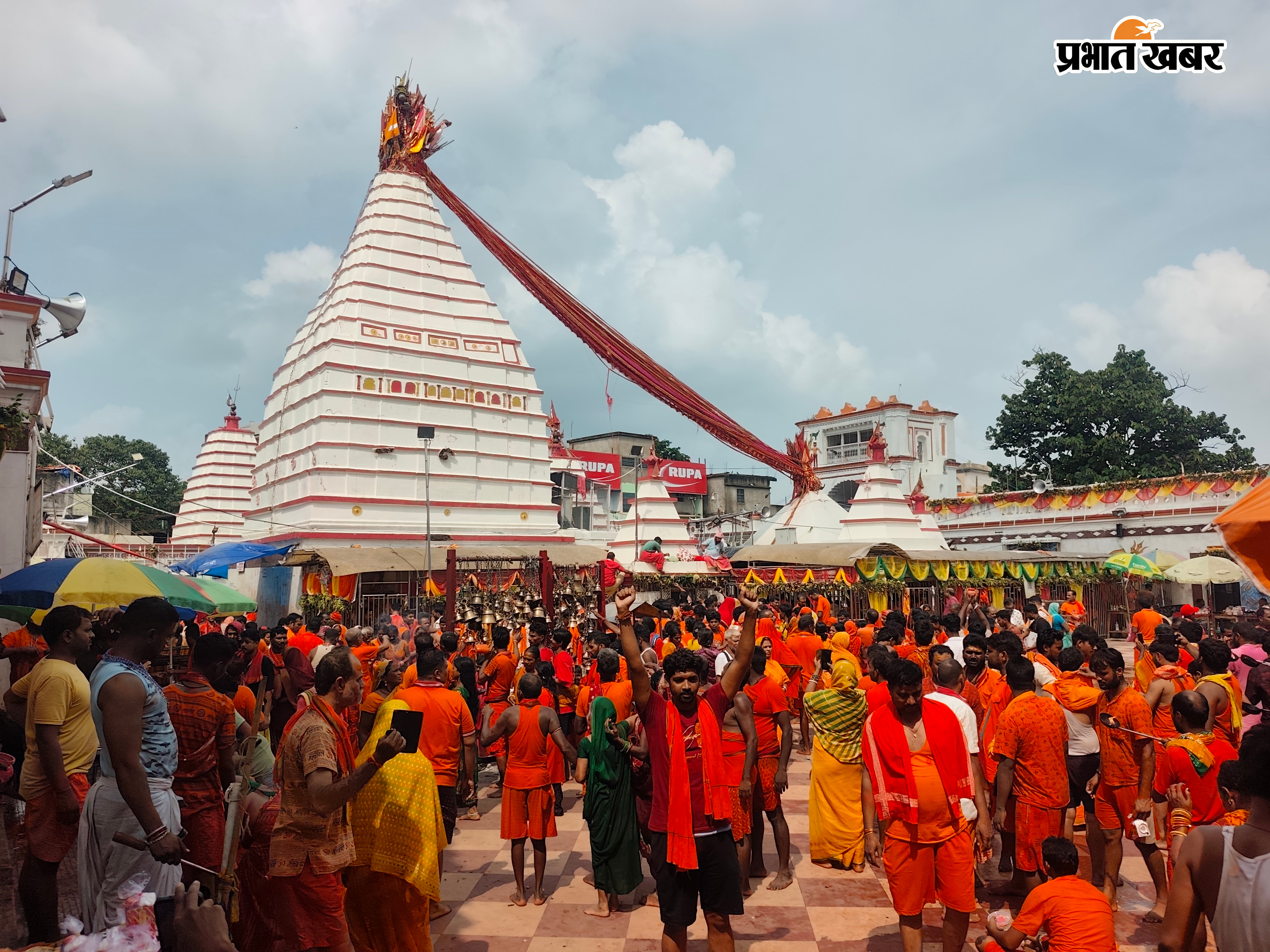 बासुकिनाथ मंदिर में भक्तों की भीड़, कतारबद्ध श्रद्धालु, मंदिर में आरती करते काँवर मंडली के सदस्य | Prabhat Khabar Network