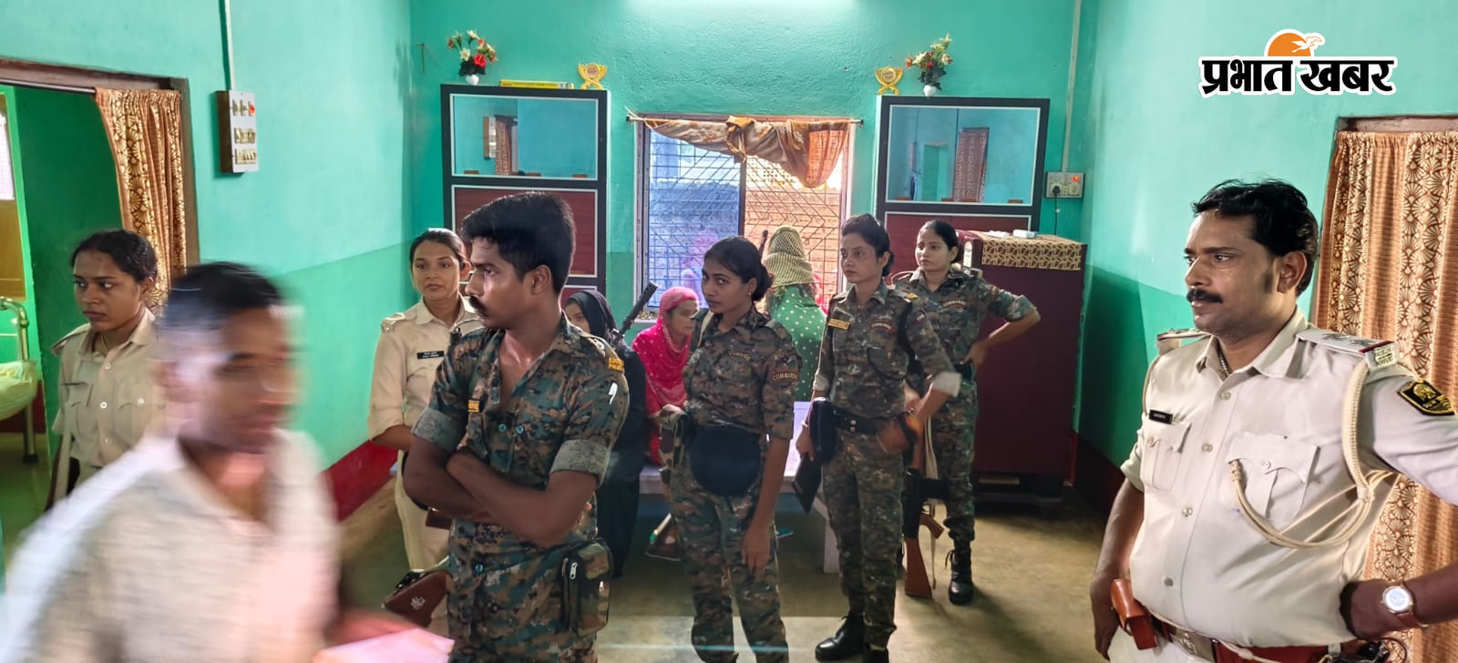 मृतका के घर के बाहर लगी भीड़, घर के अंदर जांच करते हैं पुलिस | Prabhat Khabar Network
