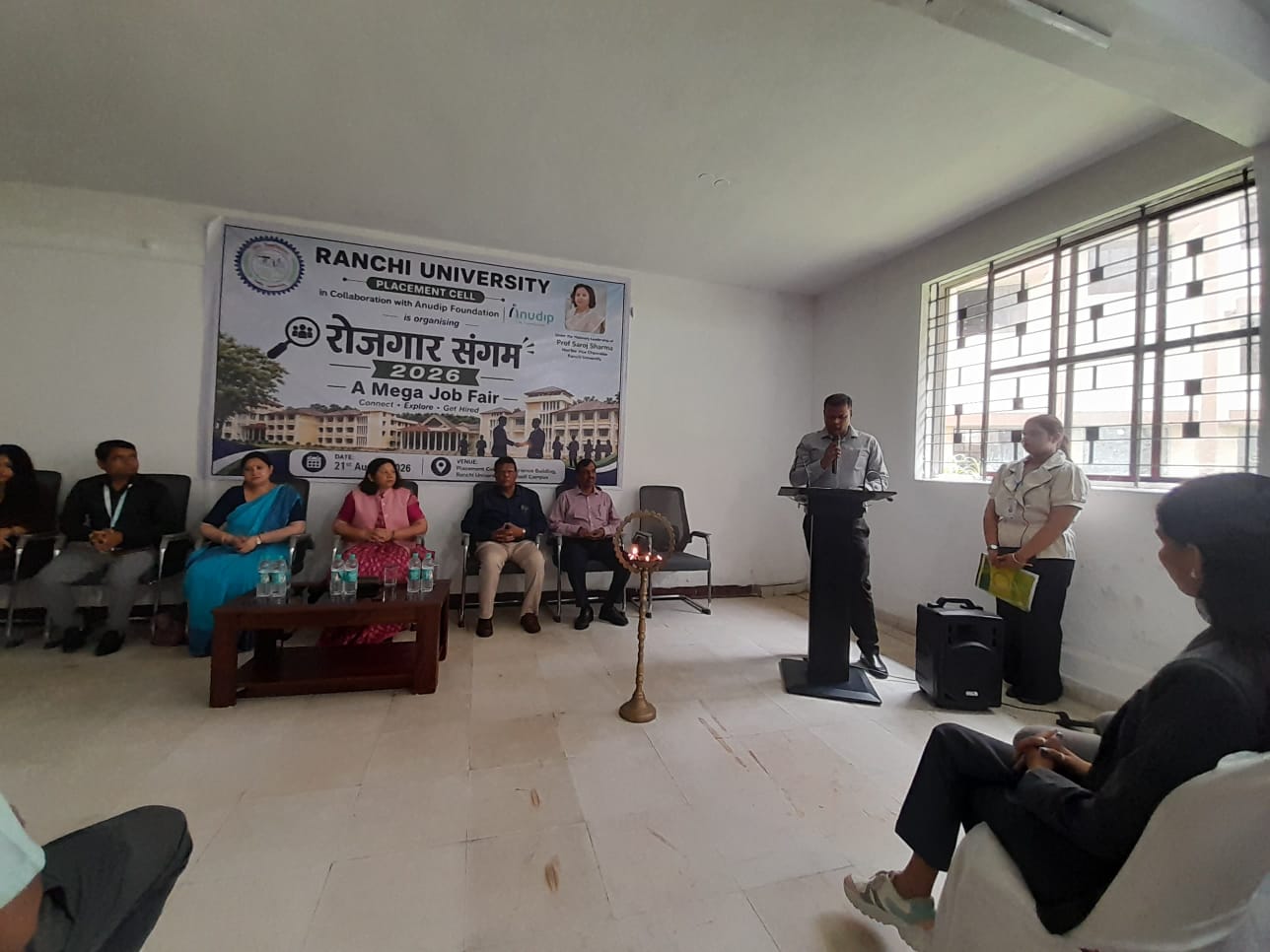 कार्यक्रम में उपस्थित लोग