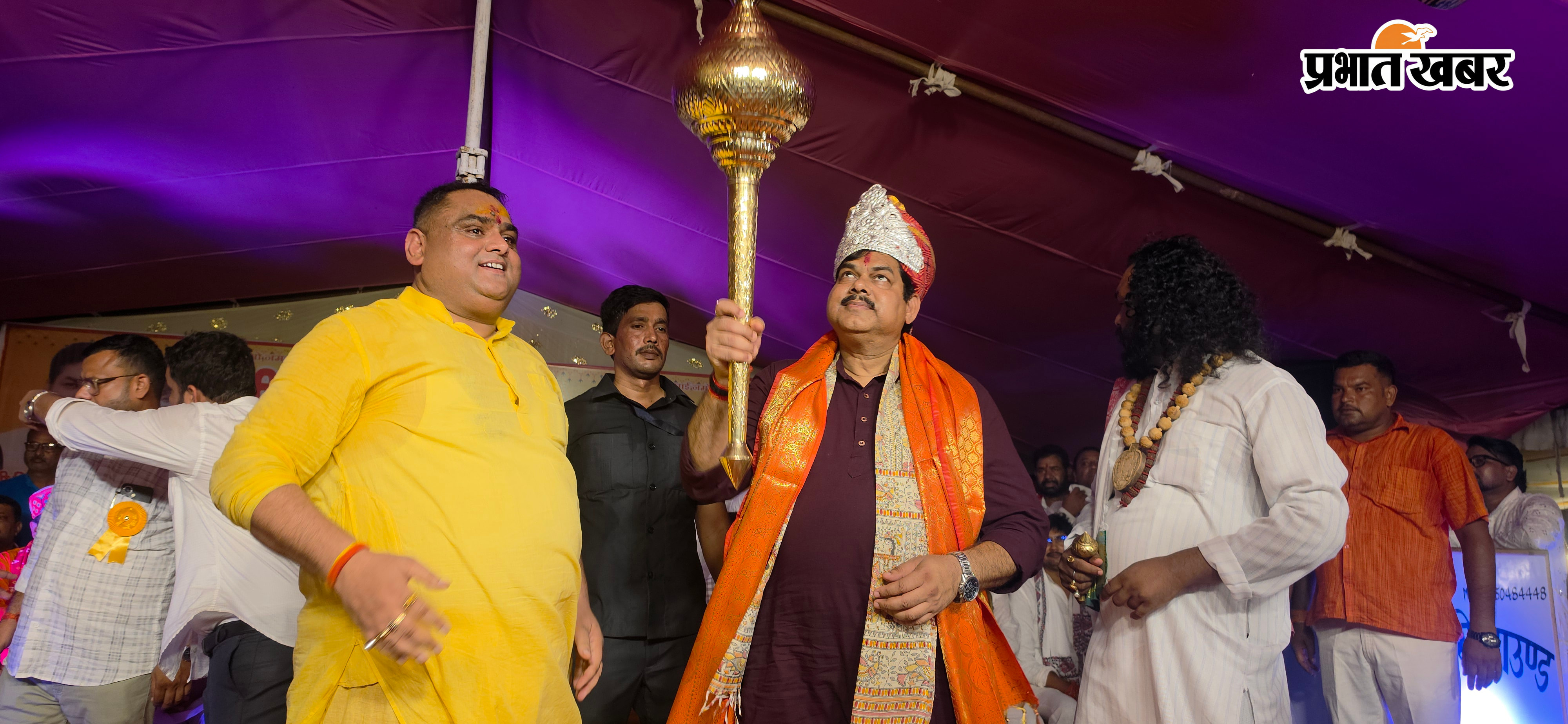 मैरवा मे शिक्षा मंत्री मिथलेश तिवारी को बिट्टू सिंह अंग वस्त्र, चांदी का मुकुट, साई बाबा का प्रतिमा भेंट कर सम्मानित करते हुए | Prabhat Khabar Network