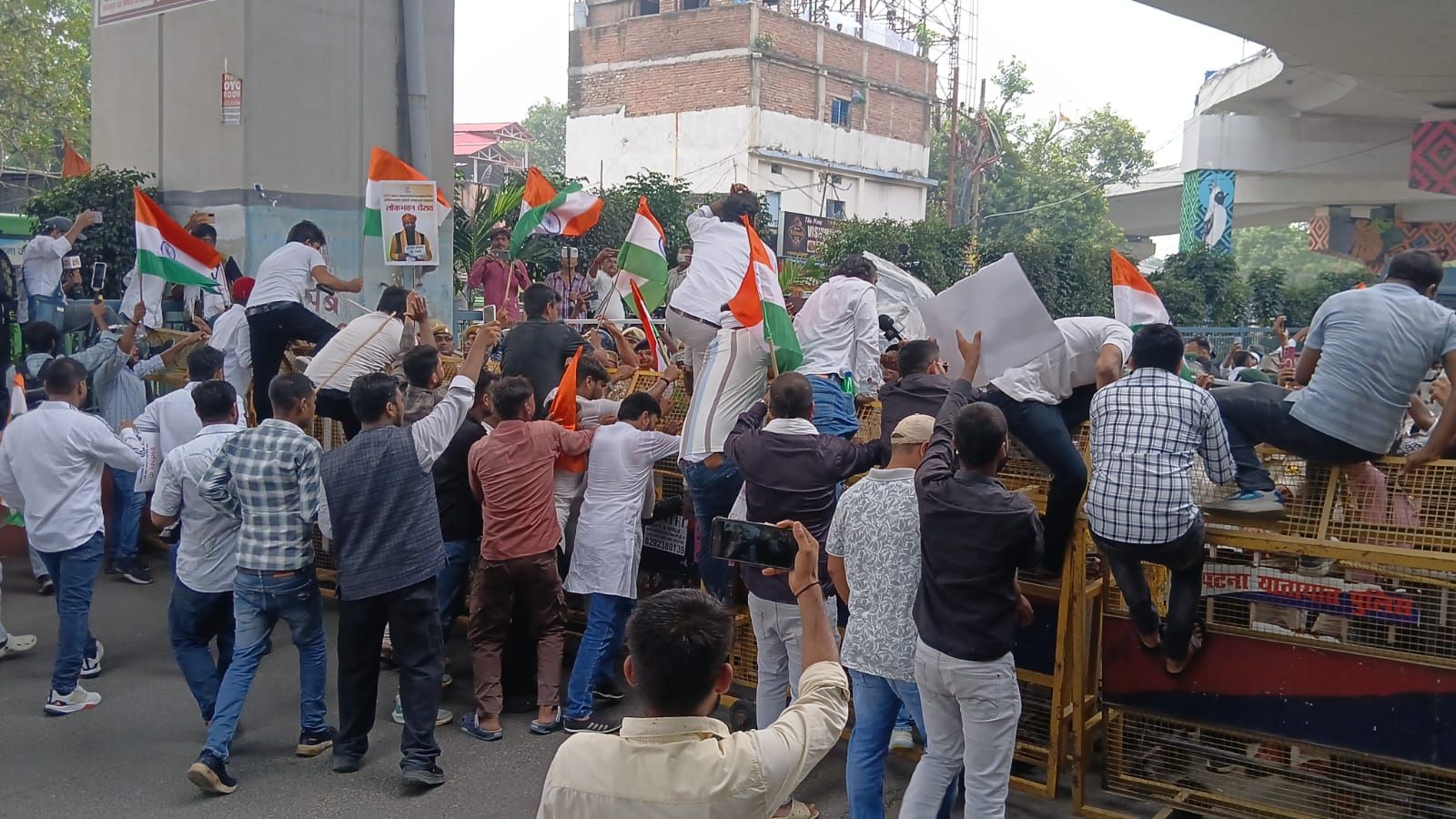 बैरिकेडिंग पर चढ़े छात्र.