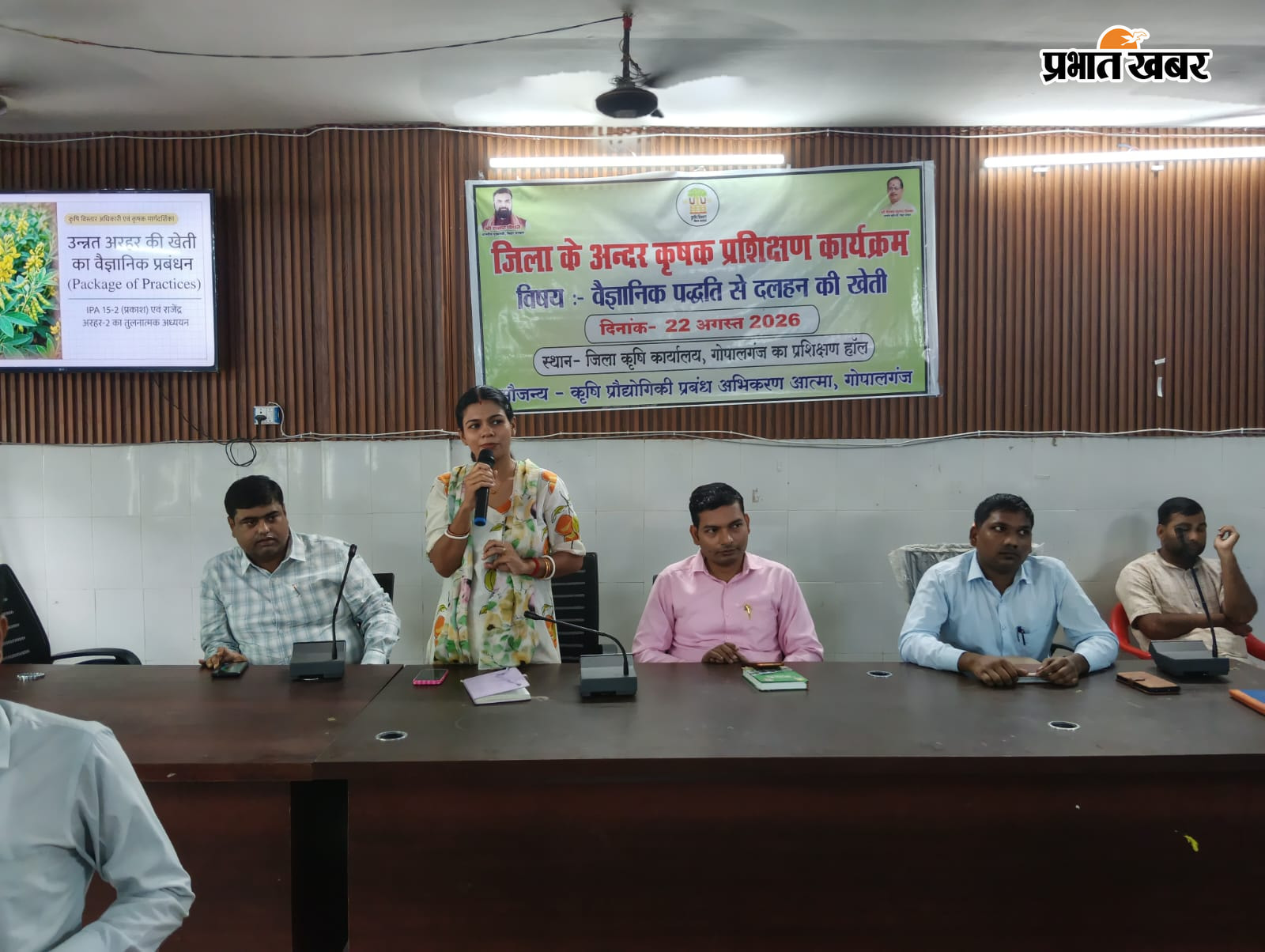 फोटो नं 02- किसानों को वैज्ञानिक खेती की जानकारी देते वैज्ञानिक व अन्य | Prabhat Khabar Network