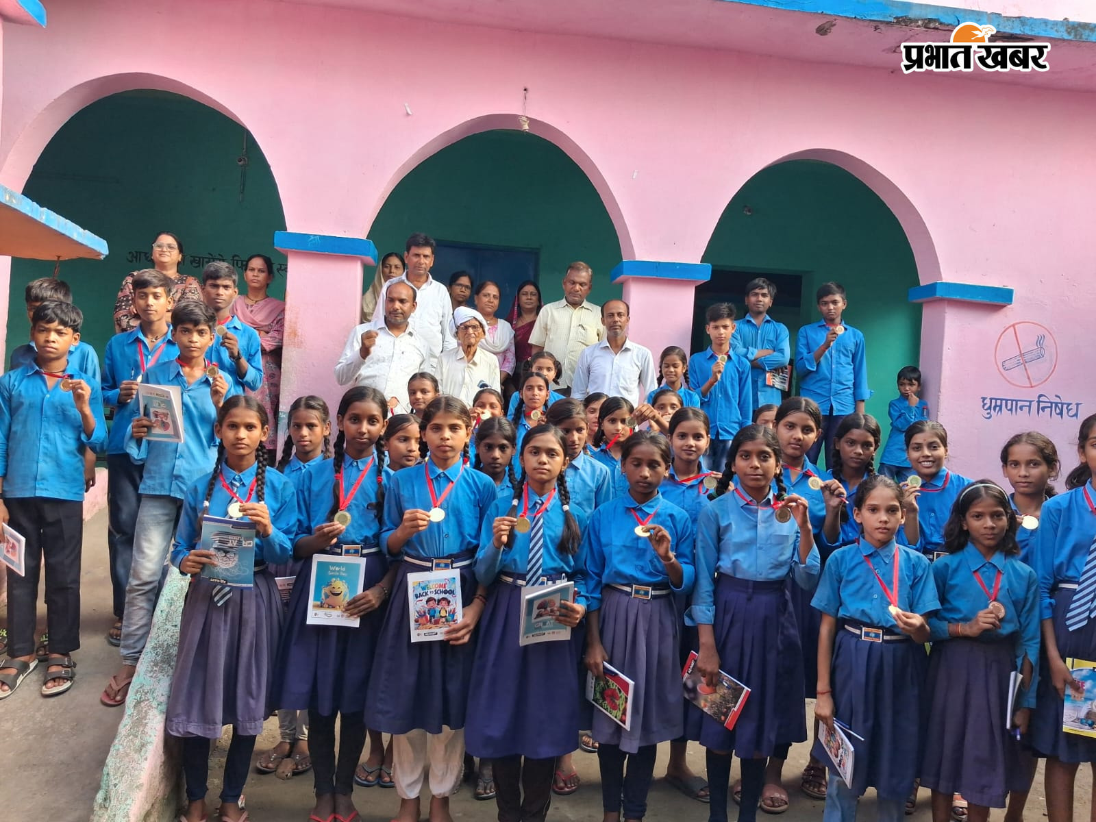 मेडल प्रदान करते अतिथि हम खुशी से झूमते छात्र | Prabhat Khabar Network