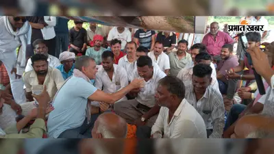कैमूर में सड़क निर्माण के आश्वासन पर सांसद ने जूस पिलाकर तुड़वाया अनशन, 48 घंटे से बैठे थे ग्रामीण