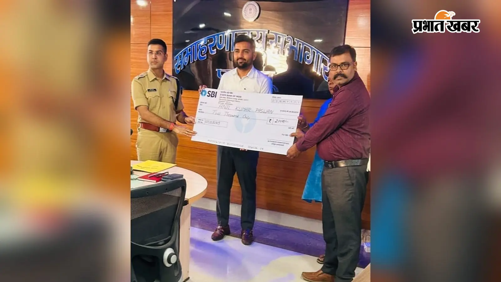 पलामू : सड़क दुर्घटना में घायलों को अस्पताल पहुंचाने वाले को डीसी-एसपी ने किया सम्मानित