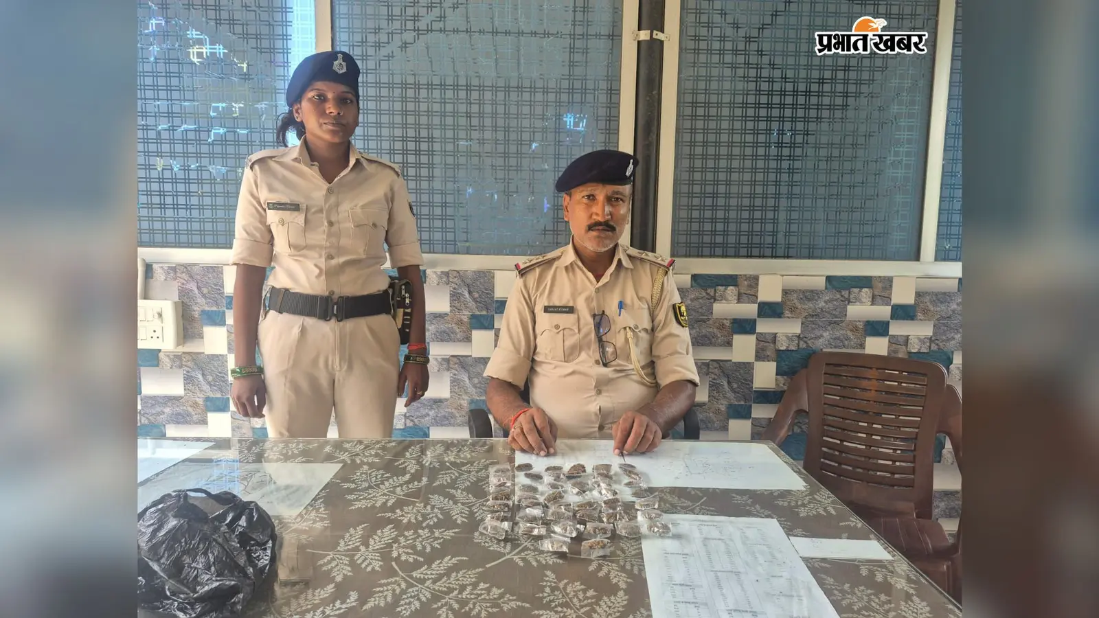 मोतिहारी: गुमटी में चल रहा था सूखा नशे का कारोबार? छापेमारी में गांजा बरामद
