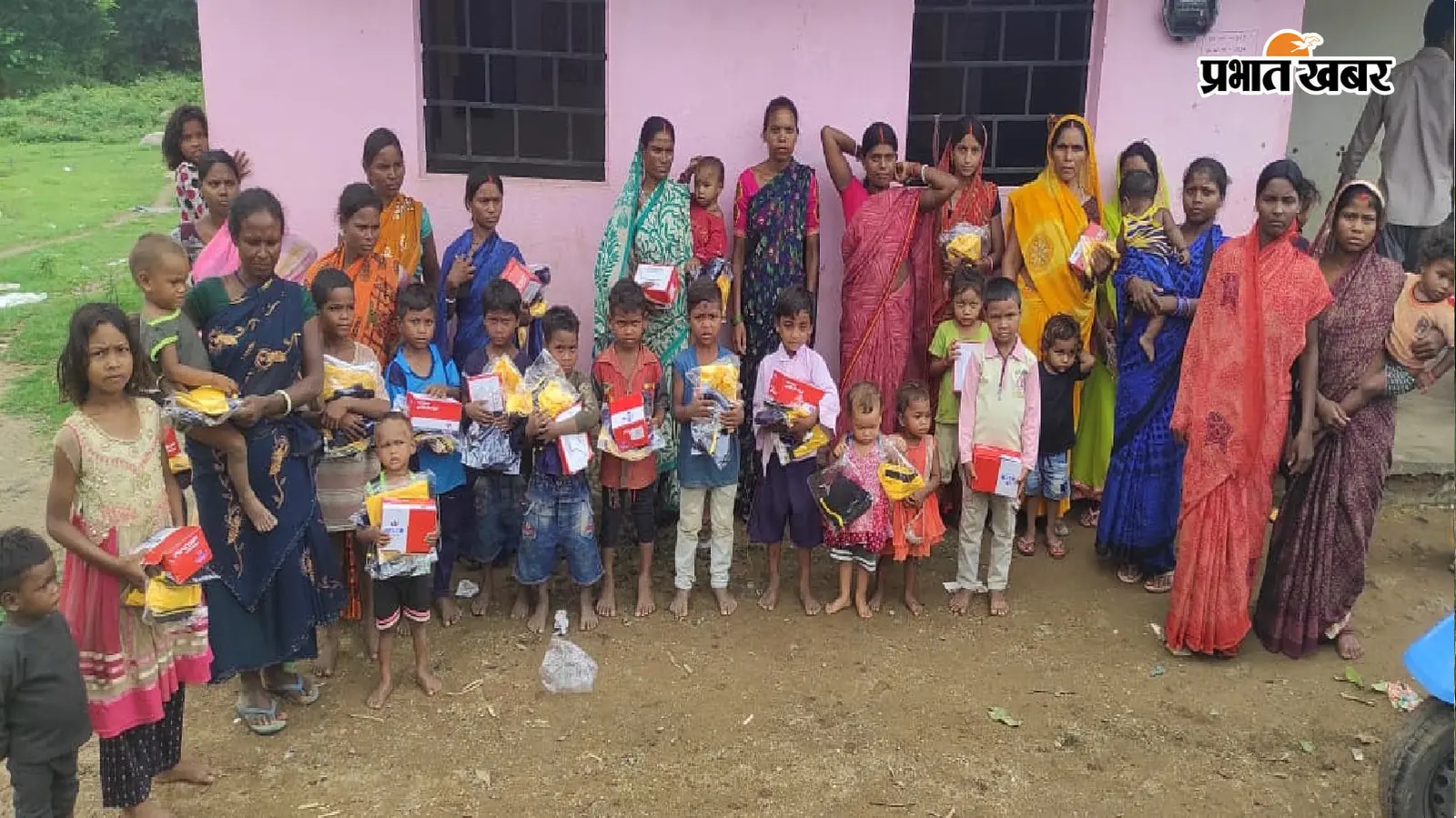कोडरमा में जरूरतमंद बच्चों की मदद को आगे आई संस्था, 150 बच्चों को ड्रेस, जूते और शिक्षण सामग्री बांटी