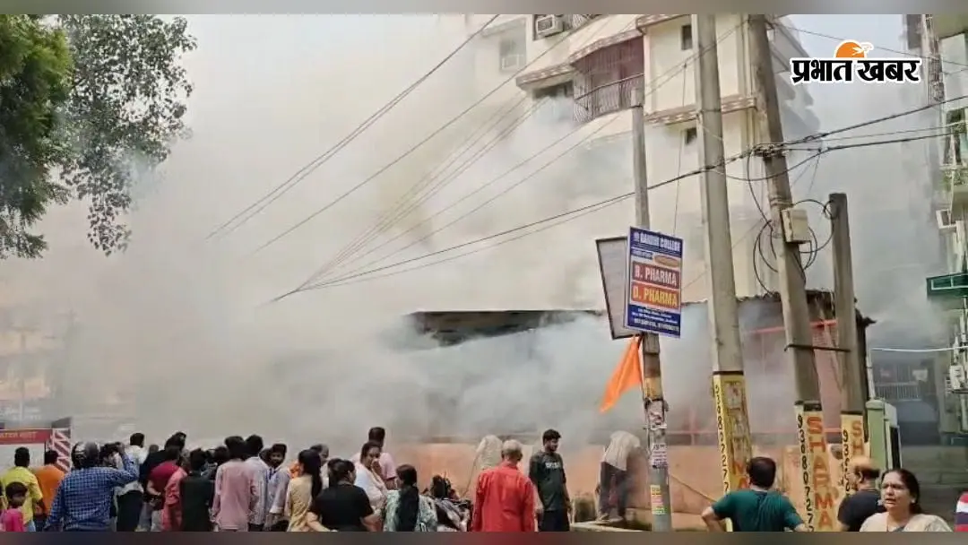 मौनी बाबा मंदिर की गौशाला में अचानक लगी भीषण आग, मची अफरा-तफरी; बाल-बाल बचीं 5 गायें
