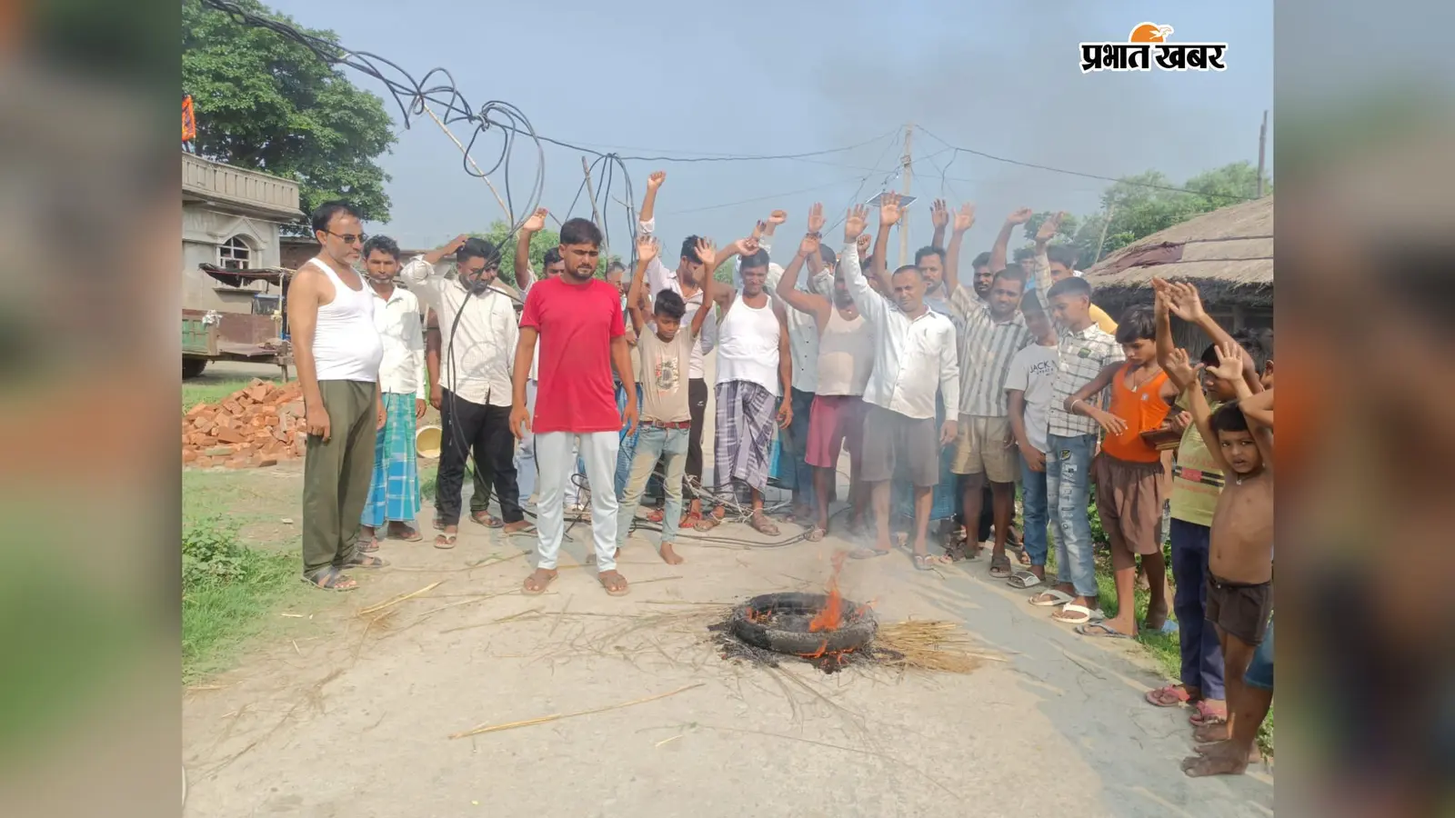 दिनभर बिजली का इंतजार करते रहे, नहीं आई तो ग्रामीणों ने सड़क पर जला दिए टायर