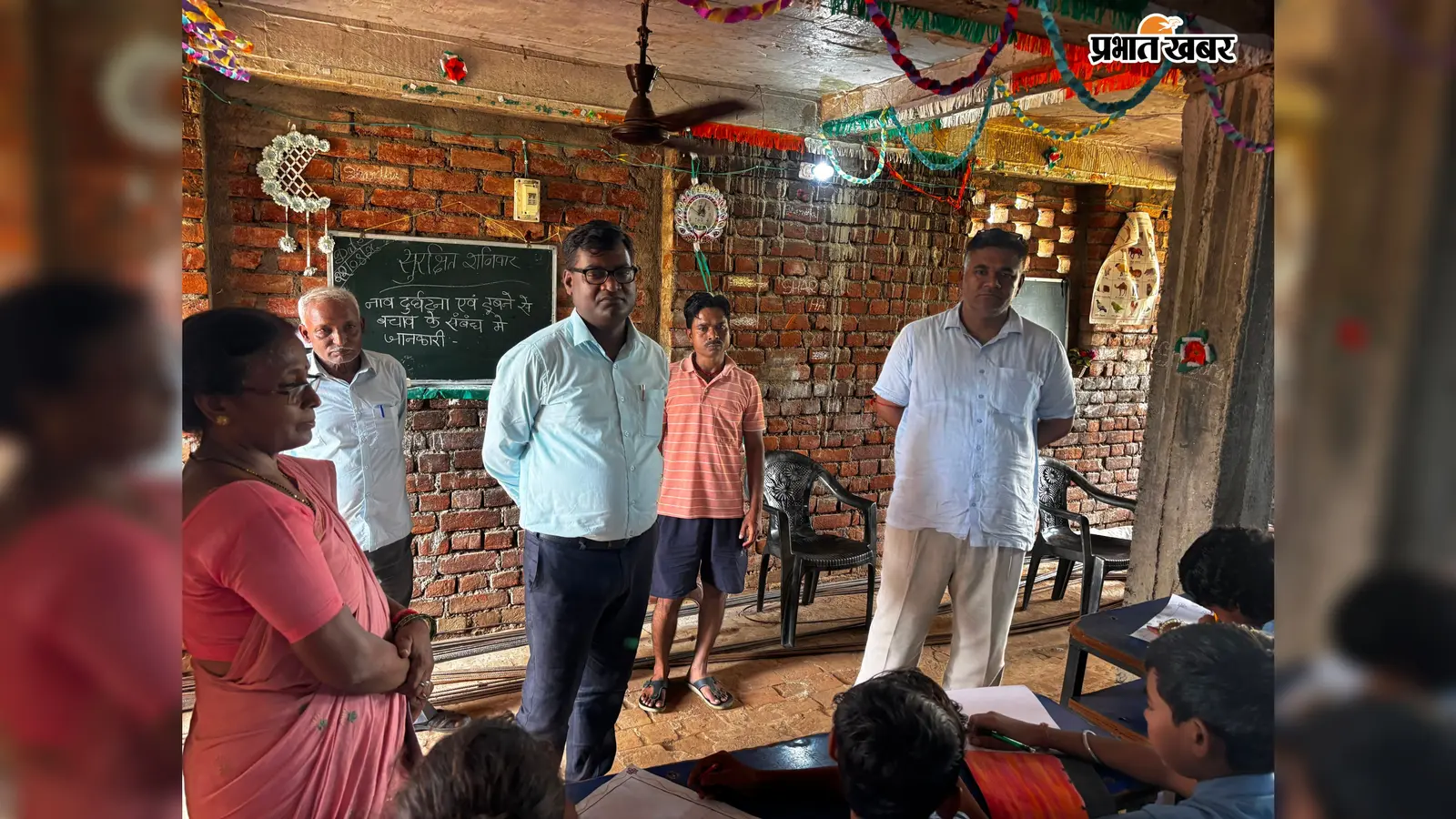 हथिया गांव से स्थानांतरित होकर मंदिर परिसर में संचालित विद्यालय का डीईओ ने किया निरीक्षण