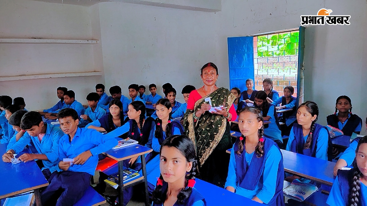 फोटो कैप्शन : सुरक्षित शनिवार के तहत बच्चों को नाव दुर्घटना पानी में डूबने से बचाव की जानकारी देती शिक्षिका हेमलता सिन्हा | Prabhat Khabar Network
