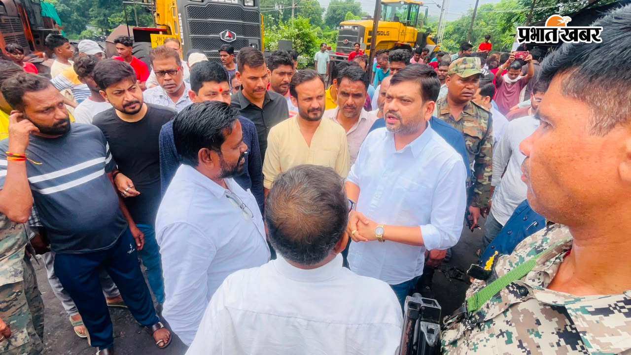 परिवार को मुआवजा राशि देते मेयर संजीव सिंह  | Prabhat Khabar Network