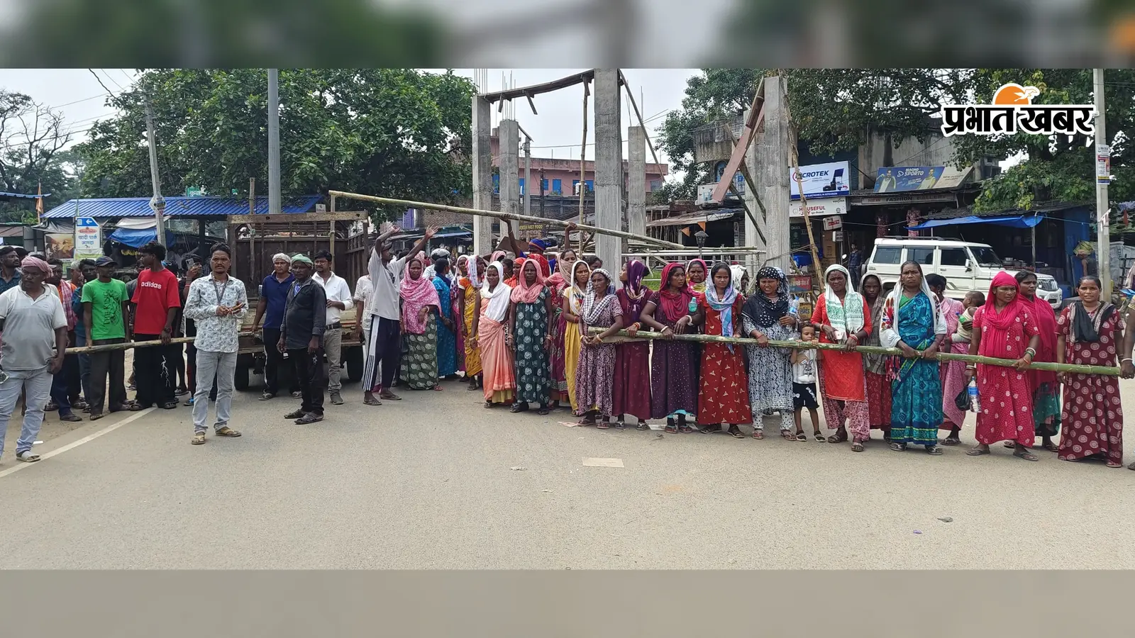 सड़क दुर्घटना में मृत पीडीएस डीलर के परिजनों को मुआवजे की मांग पर दो घंटे सड़क जाम