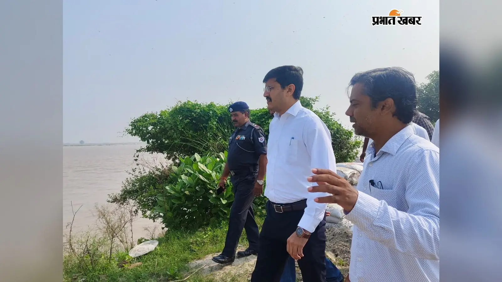 आरा : गंगा के बढ़ते जलस्तर के बीच केशोपुर तटबंध के गैप का डीएम ने लिया जायजा, सैंडबैग रखने और कैंप मोड में काम करने का निर्देश