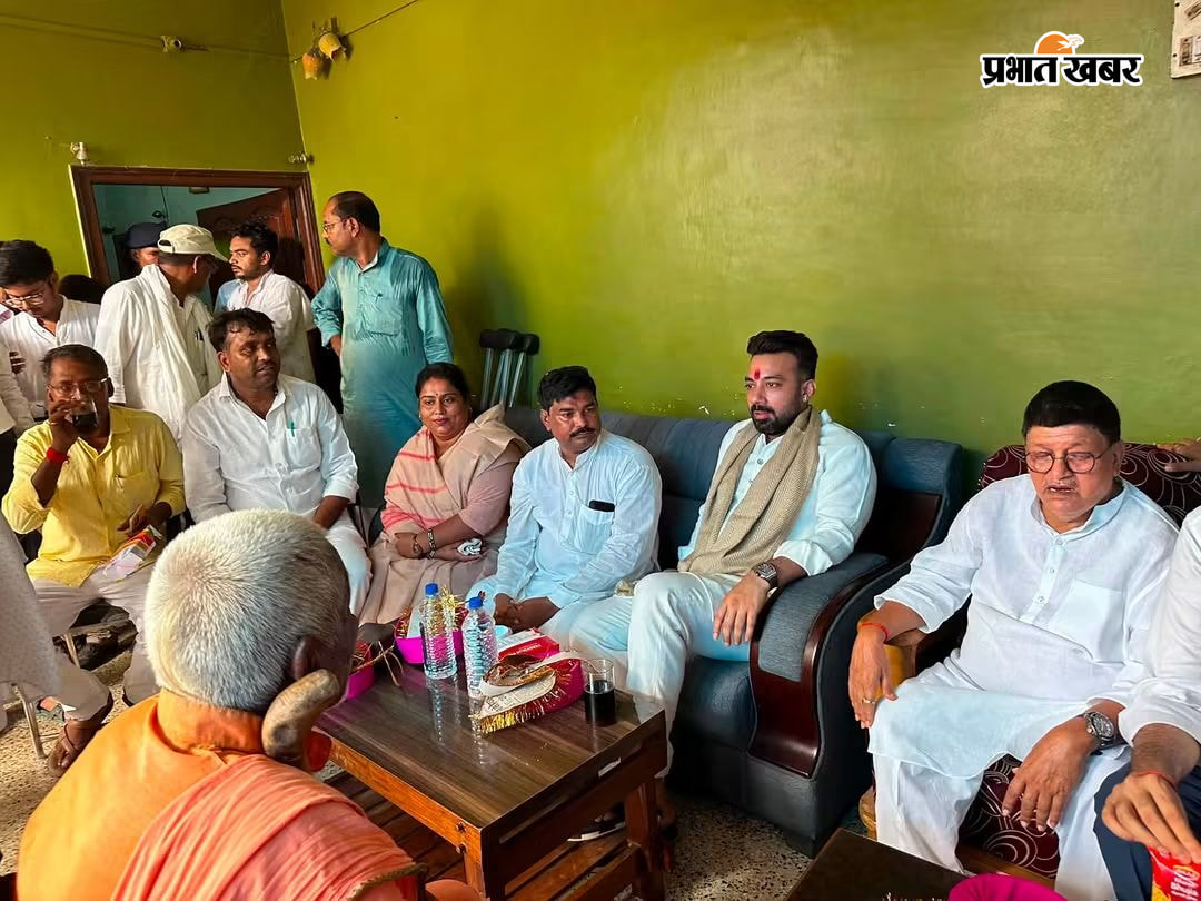 फोटो कैप्शन 1. मां कात्यायनी मंदिर में पूजा-अर्चना करते सांसद राजेश वर्माफोटो कैप्शन 2. फिरोज आलम के परिजनों को ढांढस बंधाते सांसद राजेश वर्मा | Prabhat Khabar Network