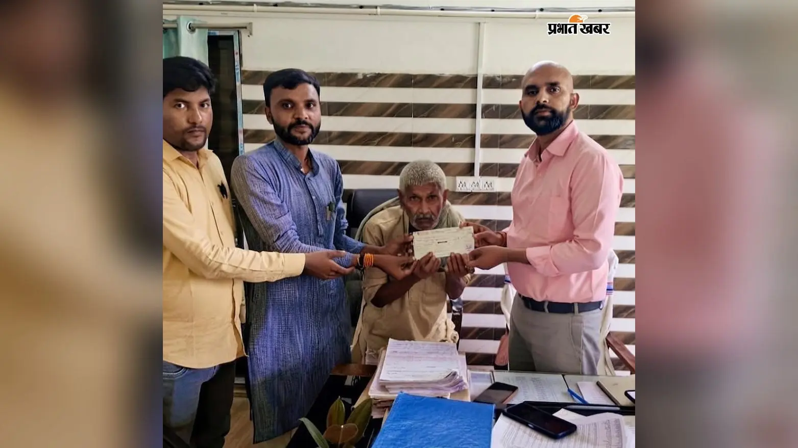 Motihari: बंजरिया में अग्निपीड़ित परिवार को मिला 12 हजार रुपये का चेक, सीओ ने दिया मदद का भरोसा