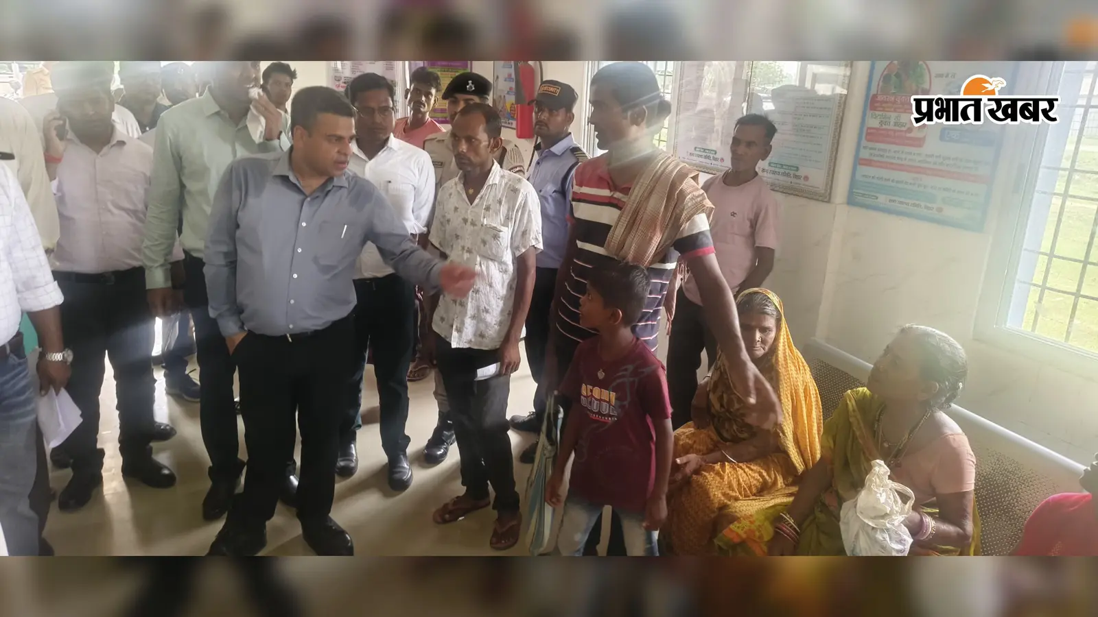 गम्हरिया में DM का औचक दौरा, अस्पताल में दवा से लेकर स्कूल में पढ़ाई तक की जांच