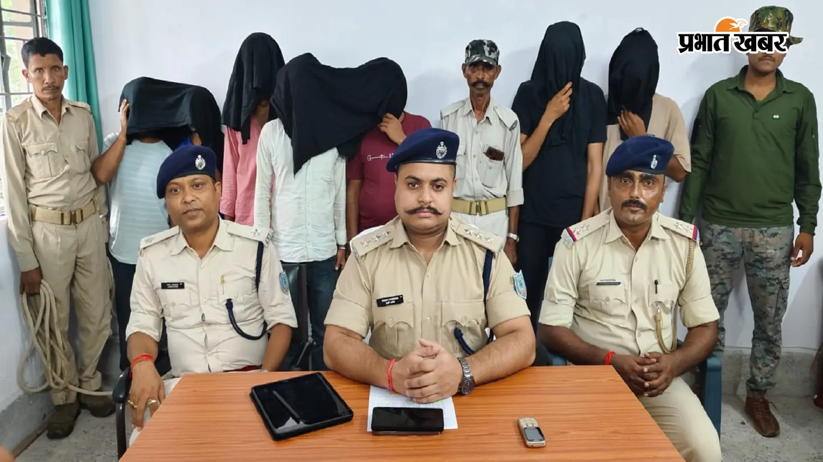 चतरा के चांदनी होटल में सेक्स रैकेट का खुलासा, मास्टरमाइंड महिला और पांच युवतियों समेत 12 गिरफ्तार