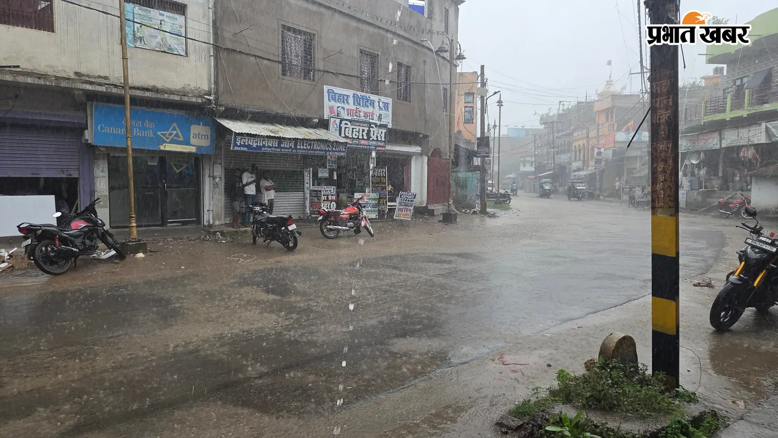 झमाझम बारिश से गर्मी से राहत, फुटकर विक्रेताओं को हुई परेशानी