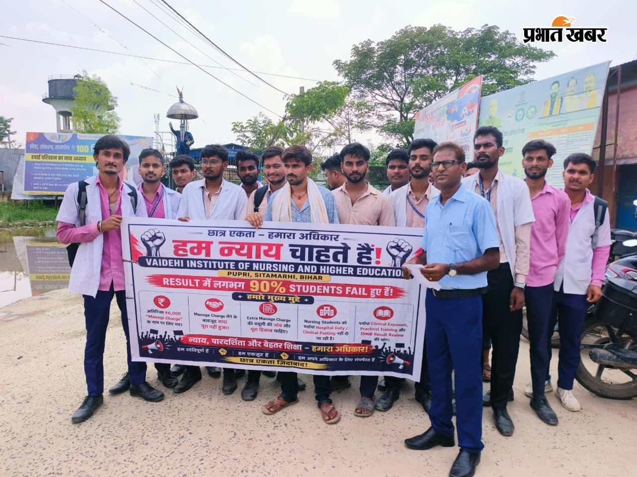 फोटो - बैनर के साथ प्रर्दशन करते व बीडीओ को ज्ञापन सौंपते बच्चें | Prabhat Khabar Network