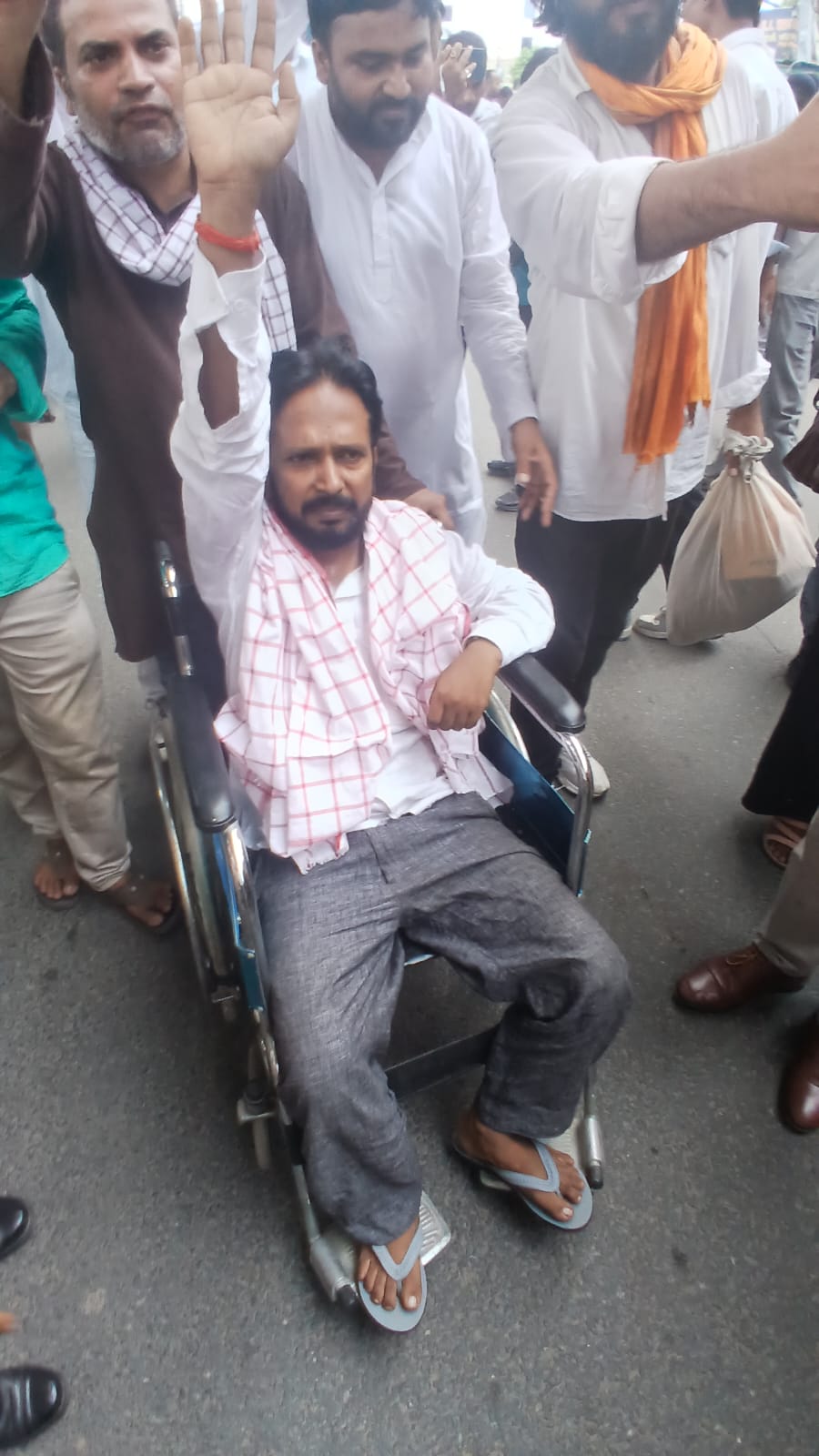 बिहार के Sonam Wangchunk के तौर पर प्रसिद्ध हुए PHD होल्डर कुमुद पटेल व्हीलचेयर पर बैठकर प्रोटेस्ट में शामिल होने आर-ब्लाक पहुंचे. वो बीते 19 दिनों से भूख हड़ताल पर हैं. इस दौरान उनका वजन 12 किलो कम होने की बात कही जा रही है.
