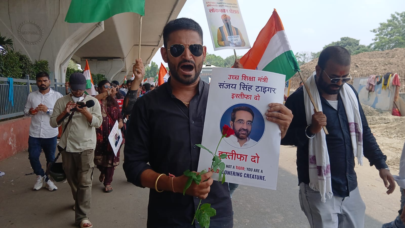 पीएचडी धारी अभ्यर्थियों ने प्रदर्शन के दौरान बिहार के उच्च शिक्षा मंत्री संजय सिंह टाइगर के इस्तीफे की भी मांग उठाई है.