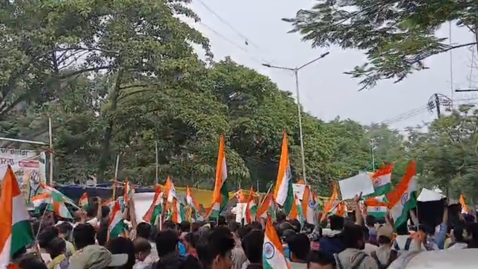 आज पटना में हो रहे प्रदर्शनों में युवा बड़ी संख्या में देश का राष्ट्रीय ध्वज तिरंगा लेकर उतरे. धरनास्थल गर्दनीबाग से लेकर आर-ब्लाक तक पुलिस प्रशासन भी मुस्तैद रहा.