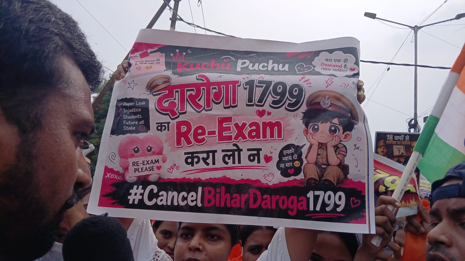 एक अभ्यर्थी ने 1799 दारोगा भर्ती परीक्षा को दुबारा कराने की भी मांग पोस्टर के माध्यम से रखी है.