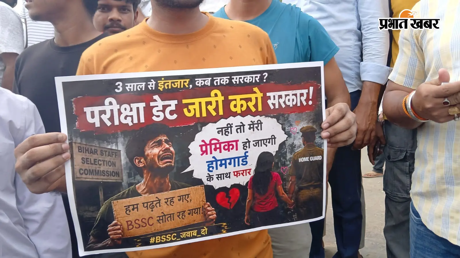 राजधानी पटना में आज विभिन्न प्रतियोगी परीक्षाओं की तैयारी करनेवाले युवा प्रदर्शन कर रहे हैं. इनमें लंबे समय से धरने पर बैठे पीएचडी होल्डर अभ्यर्थी हैं, तो दारोगा व अन्य परीक्षाओं की वैकेंसी का इंतजार कर रहे युवा भी हैं. इन्होंने आज पटना में विभिन्न तरीके के स्लोगन लिखे पोस्टरों से अपना विरोध जताया है. आगे तस्वीरों में देखिए. सभी तस्वीरें प्रभात खबर रिपोर्टर राजकमल और रोहित वर्मा की हैं.