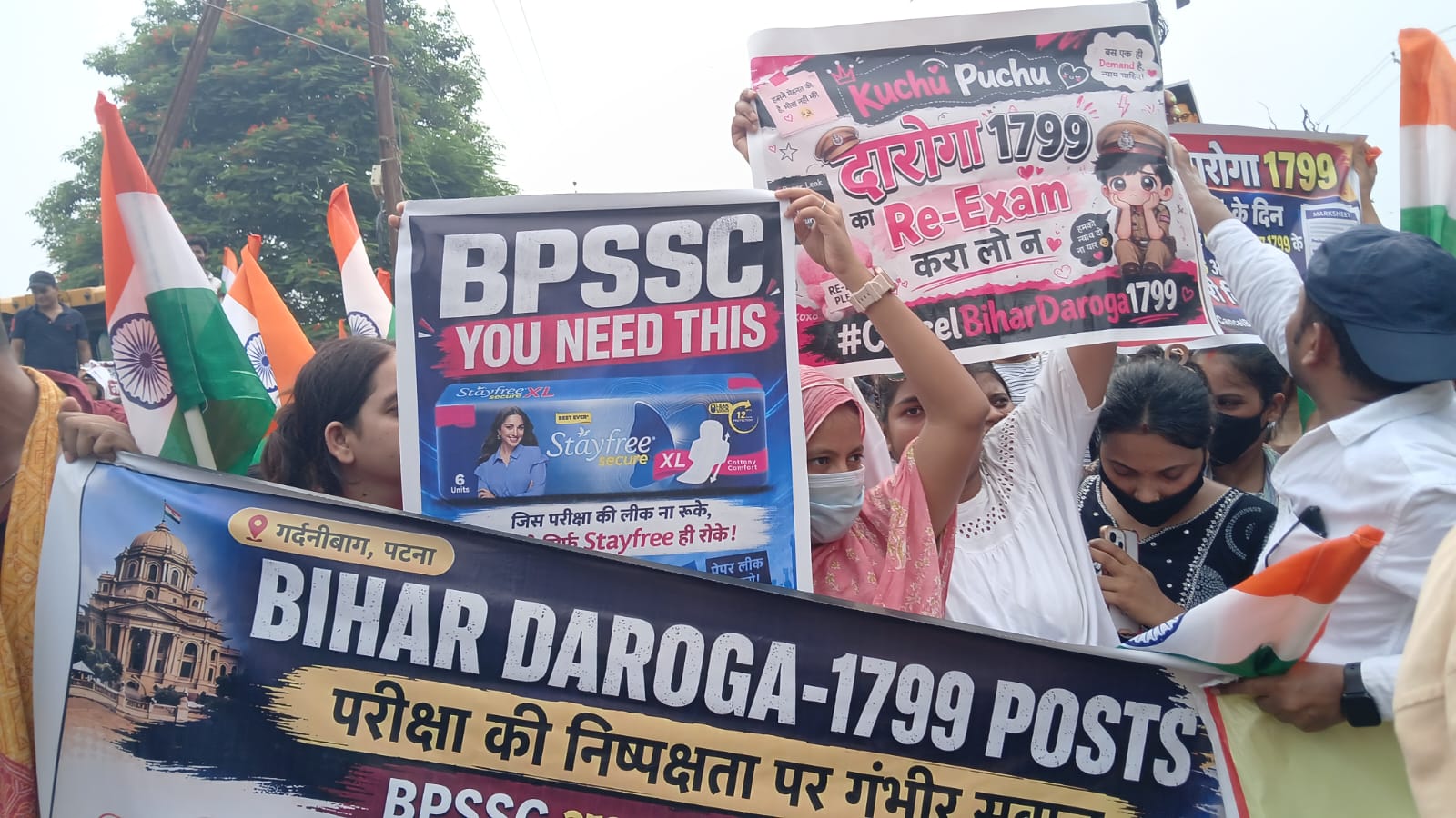 प्रदर्शन के दौरान महिला दारोगा अभ्यर्थियों के विरोध का अनोखा अंदाज दिखा. उन्होंने पोस्टरों के माध्यम से परीक्षाओं की निष्पक्षता पर सवाल उठाए. साथ ही तंज करते हुए कहा कि परीक्षाओं में होनेवाले पेपर लीक को रोकने के लिए आयोग को stayfree की जरूरत है.