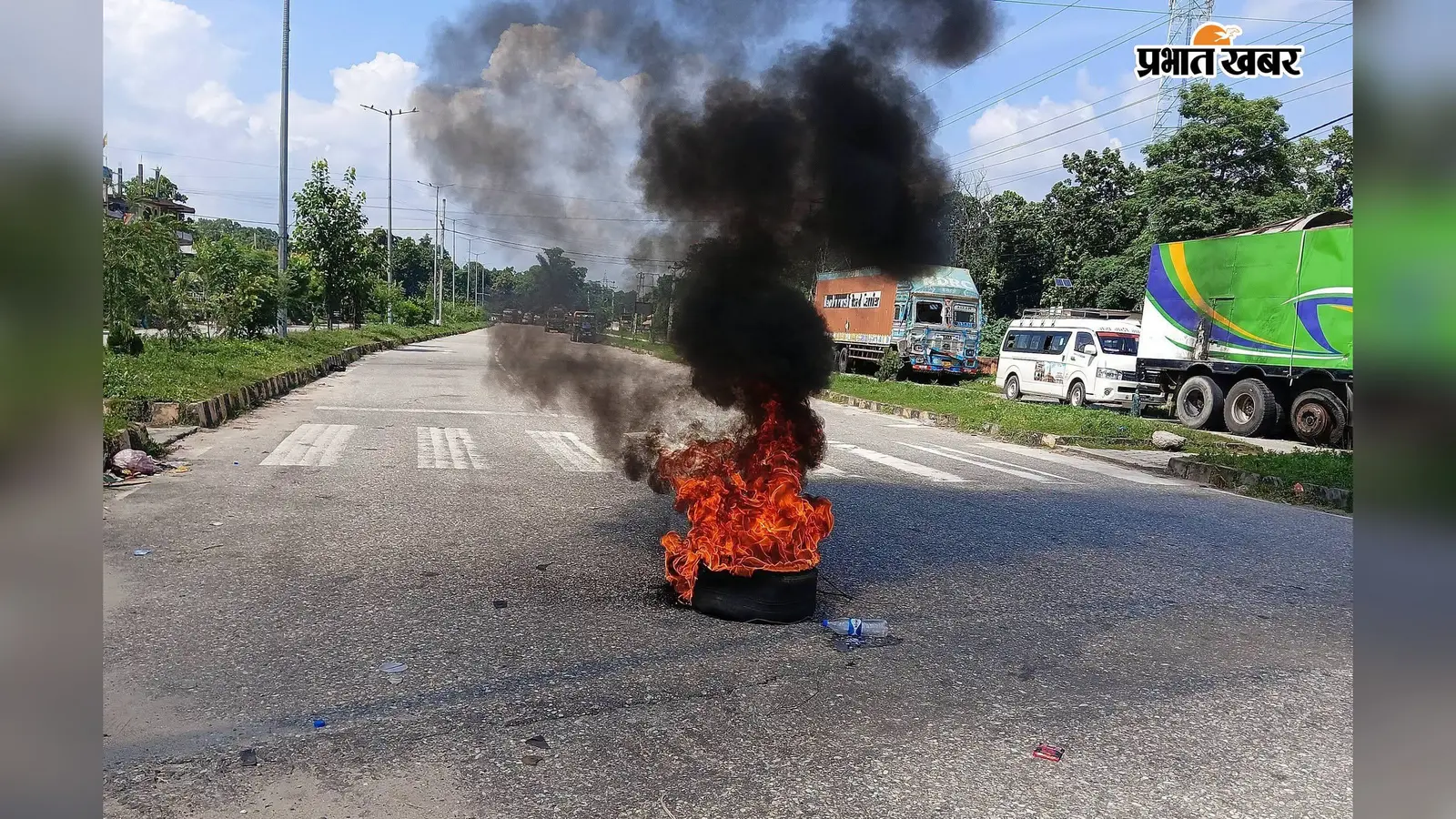 Raxaul News: 3 साल की गरिमा को न्याय दिलाने सड़क पर उतरा नेपाल, वीरगंज-पथलैया मार्ग चौथे दिन भी बंद