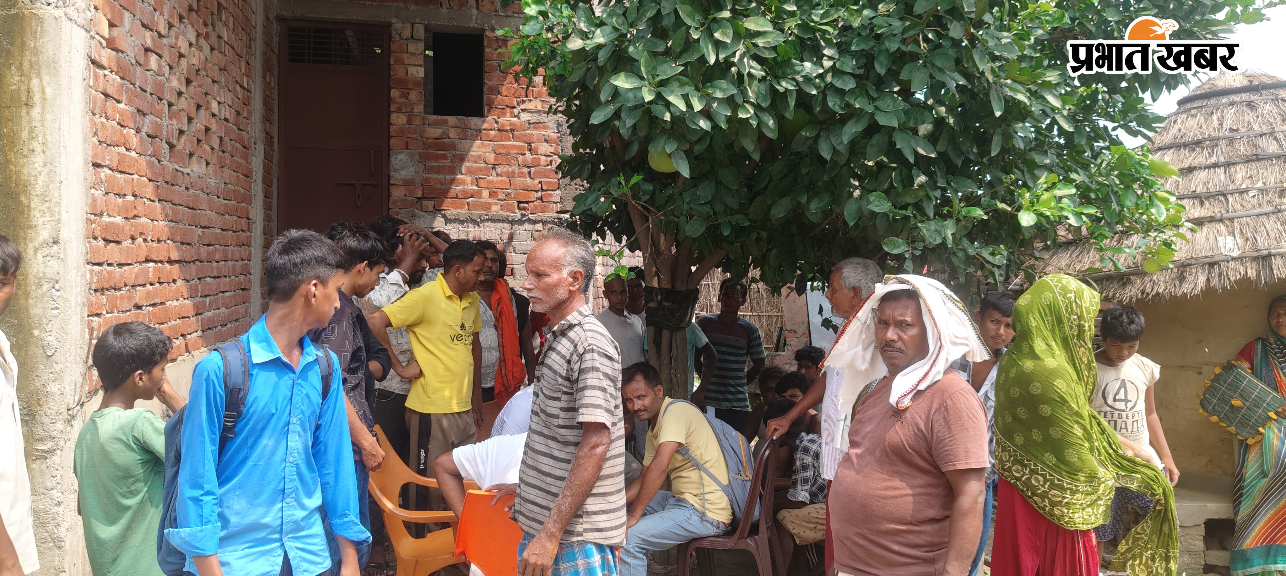 रोते बिलखते परिजन व दरवाजे पर लोगों की भीड़ | Prabhat Khabar Network
